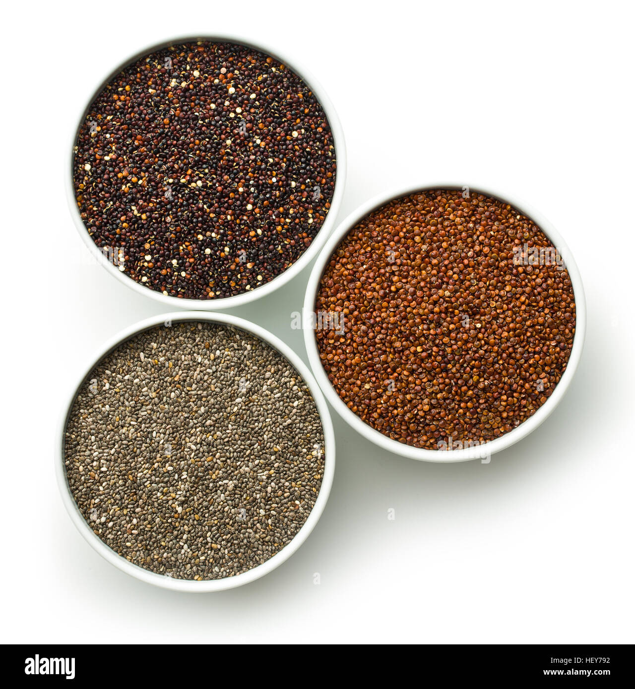 Rojo y negro, quinoa y semillas de chía en un recipiente aislado sobre  fondo blanco. Vista desde arriba Fotografía de stock - Alamy