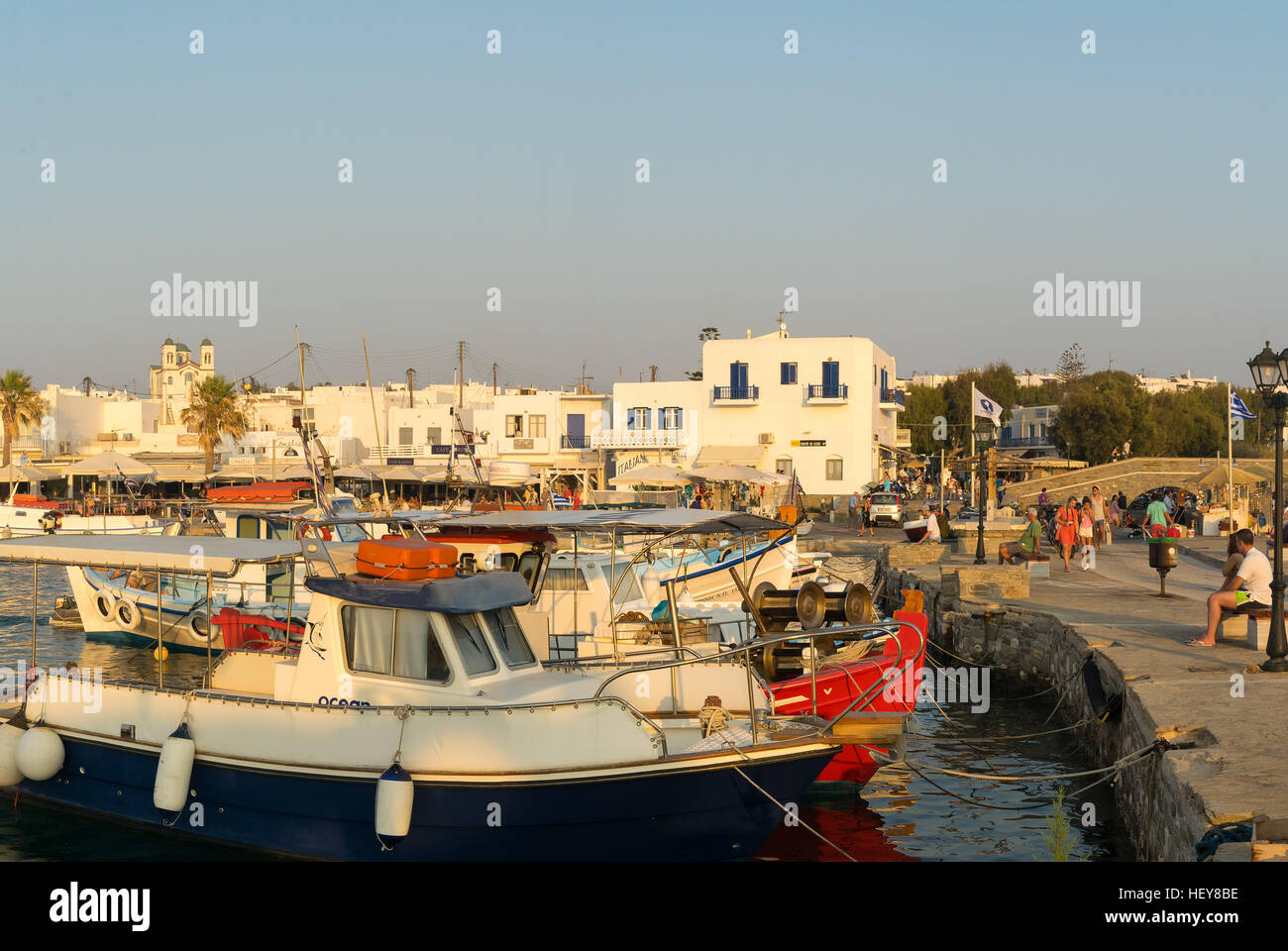 Paros, Grecia, el 5 de agosto de 2016. Vista de Naoussa aldea local en la isla Paros en Grecia. Un famoso destino turístico. Foto de stock