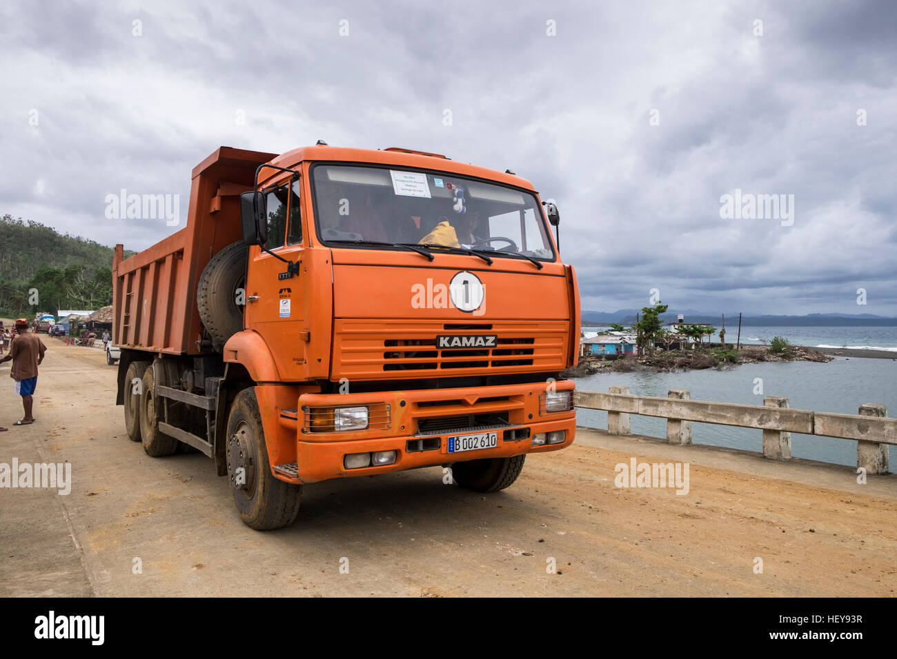 Camiones y maquinaria de movimiento de tierra Yomuri, parte de los esfuerzos de socorro tras el huracán Mathew, Baracoa, Cuba Foto de stock