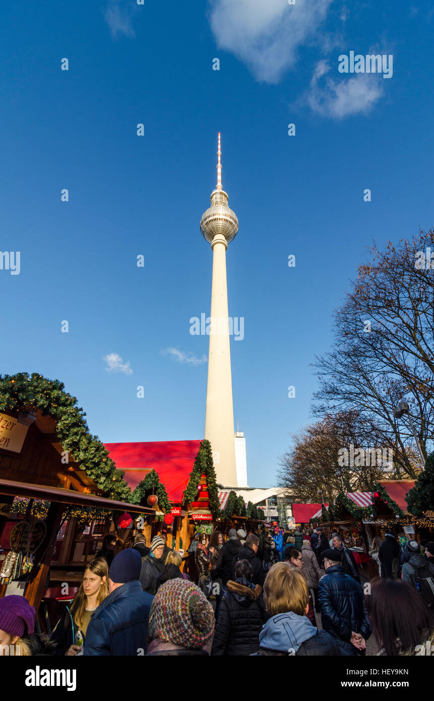 Las personas en Berliner Weihnachtszeit, Mercado de Navidad, alemana, Berlín Neptunbrunnen Foto de stock