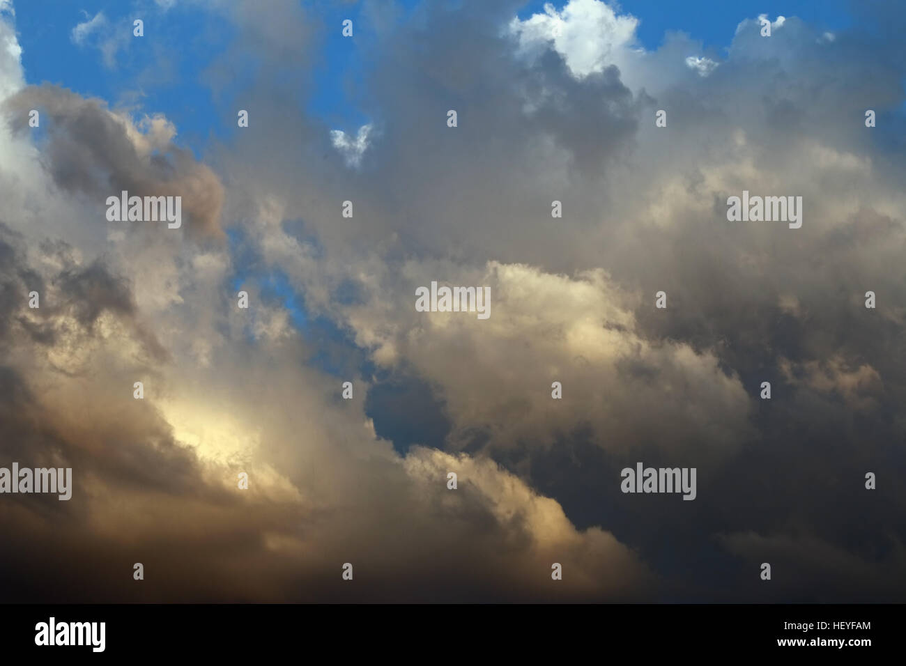 Sunburst nubes - nubes ardientes Foto de stock