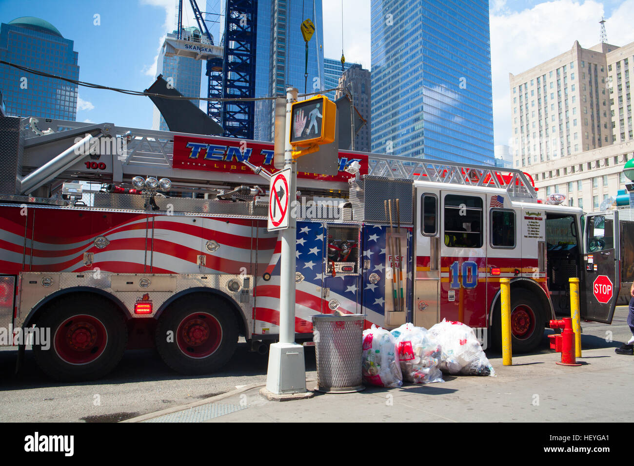 Nueva York, Estados Unidos - Julio 29, 2013:típico americano camión de bomberos en Manhattan cerca del Ground Zero, Nueva York, EE.UU. Foto de stock