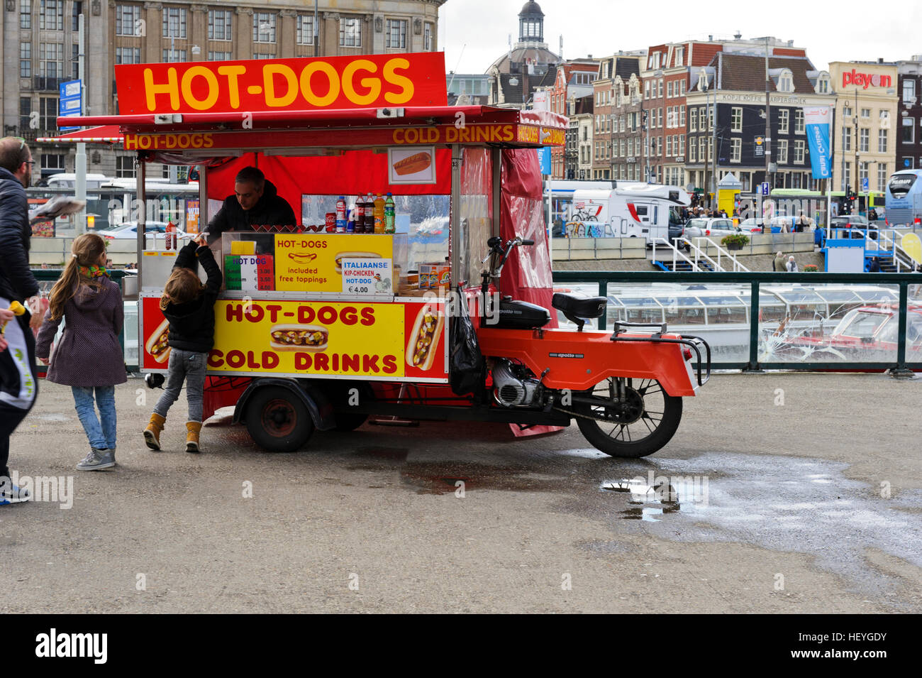Una niña pequeña compra un Hot Dog en un móvil de contador en Amsterdam,  Holanda, Países Bajos Fotografía de stock - Alamy