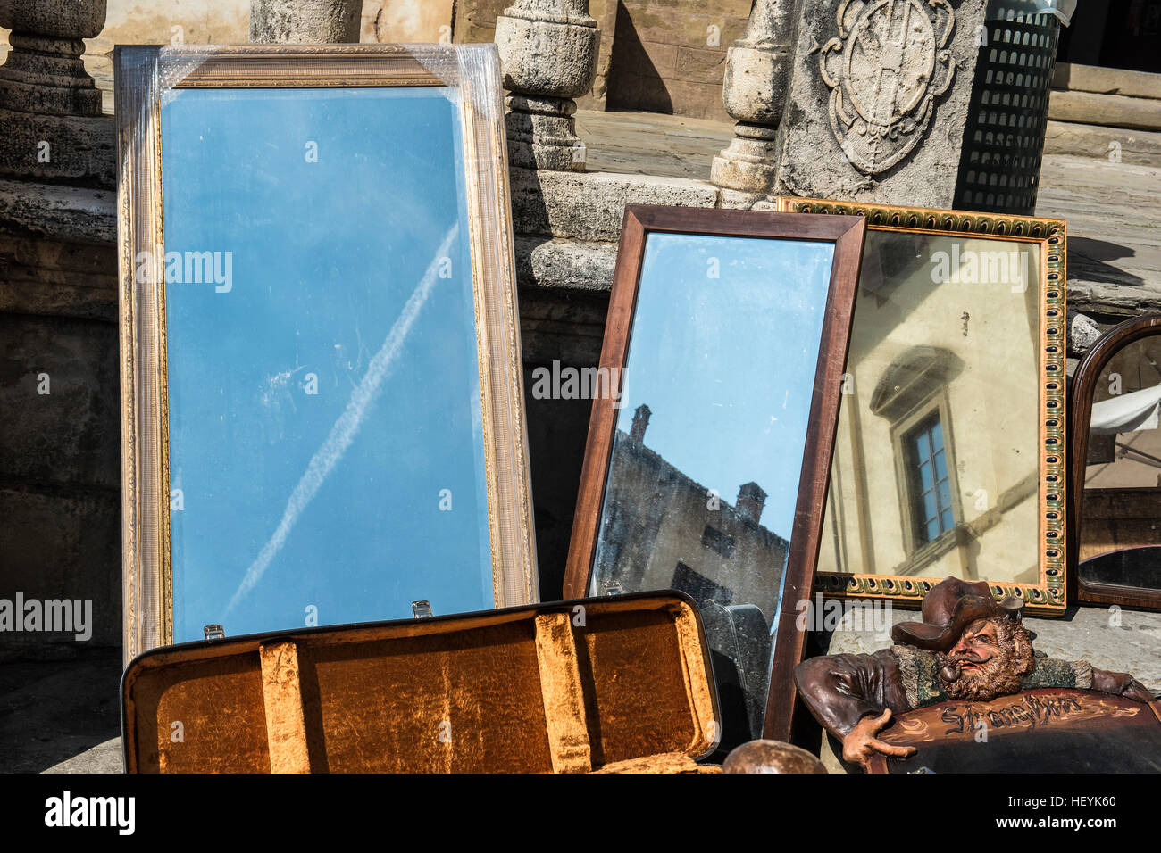 El famoso mercado de antigüedades y de moda en Arezzo, Toscana, Italia. En esta foto de un fascinante espejos antiguos en la Piazza Grande Foto de stock