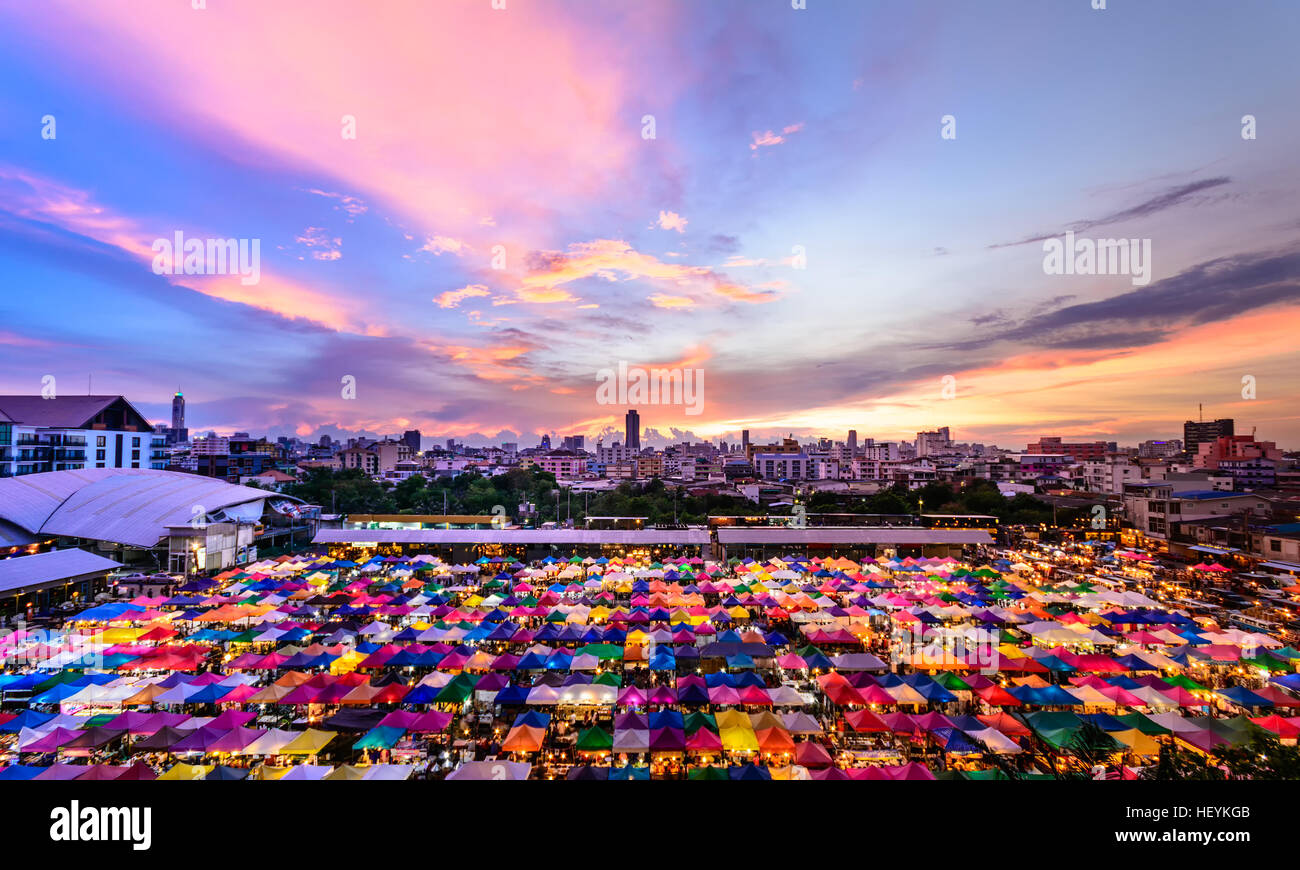 Puesta de sol con vistas a la ciudad, paisaje y colorido mercado de Tailandia para el fondo Foto de stock