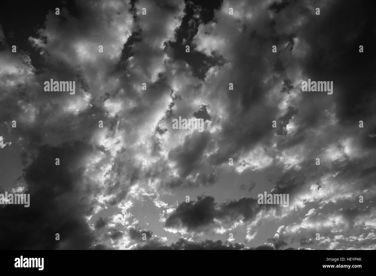 Las nubes cúmulos dramático hacia la puesta de sol Foto de stock