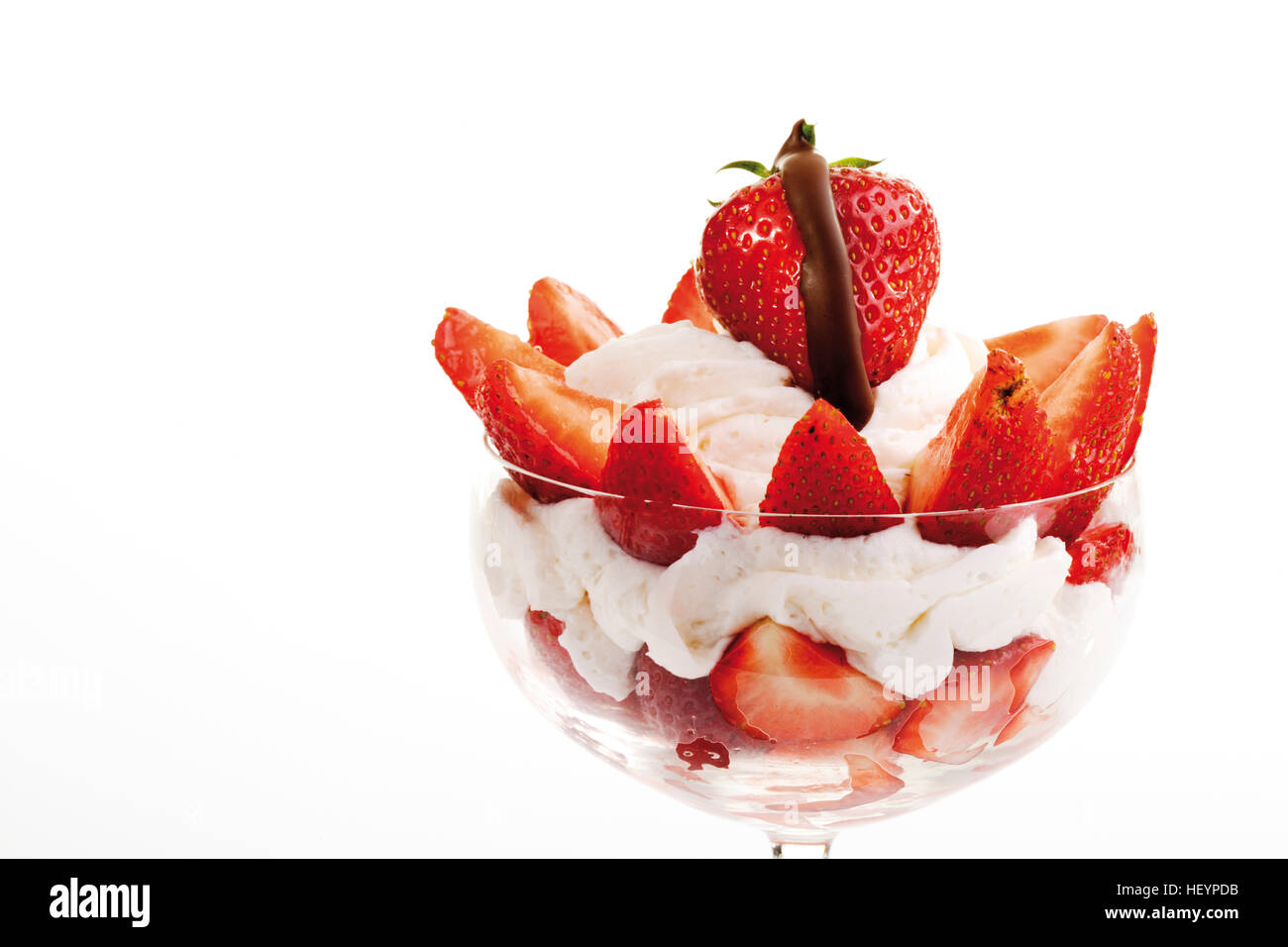 Fresas y crema batida en un vaso helado Fotografía de stock - Alamy