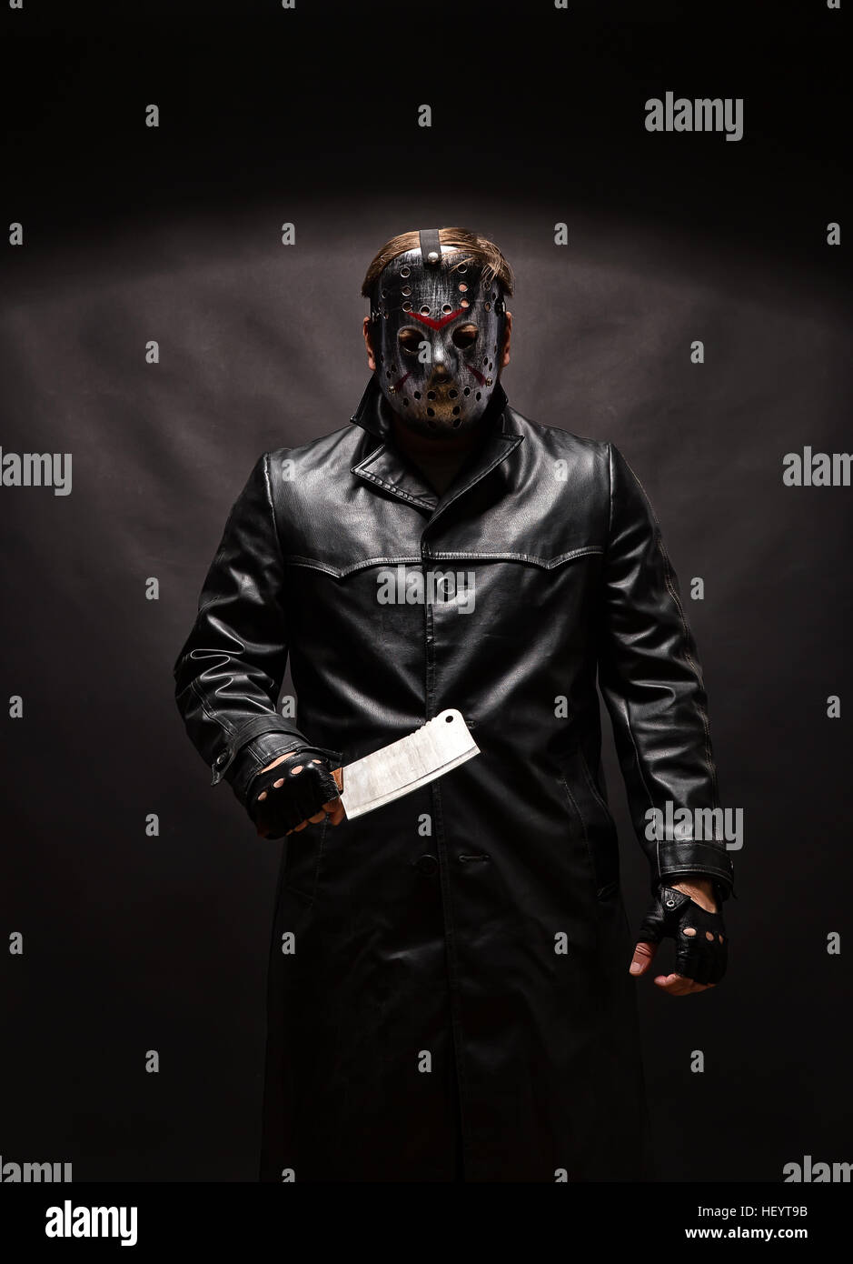 Sangriento asesino en máscara de hockey con carne cleaver Fotografía de  stock - Alamy