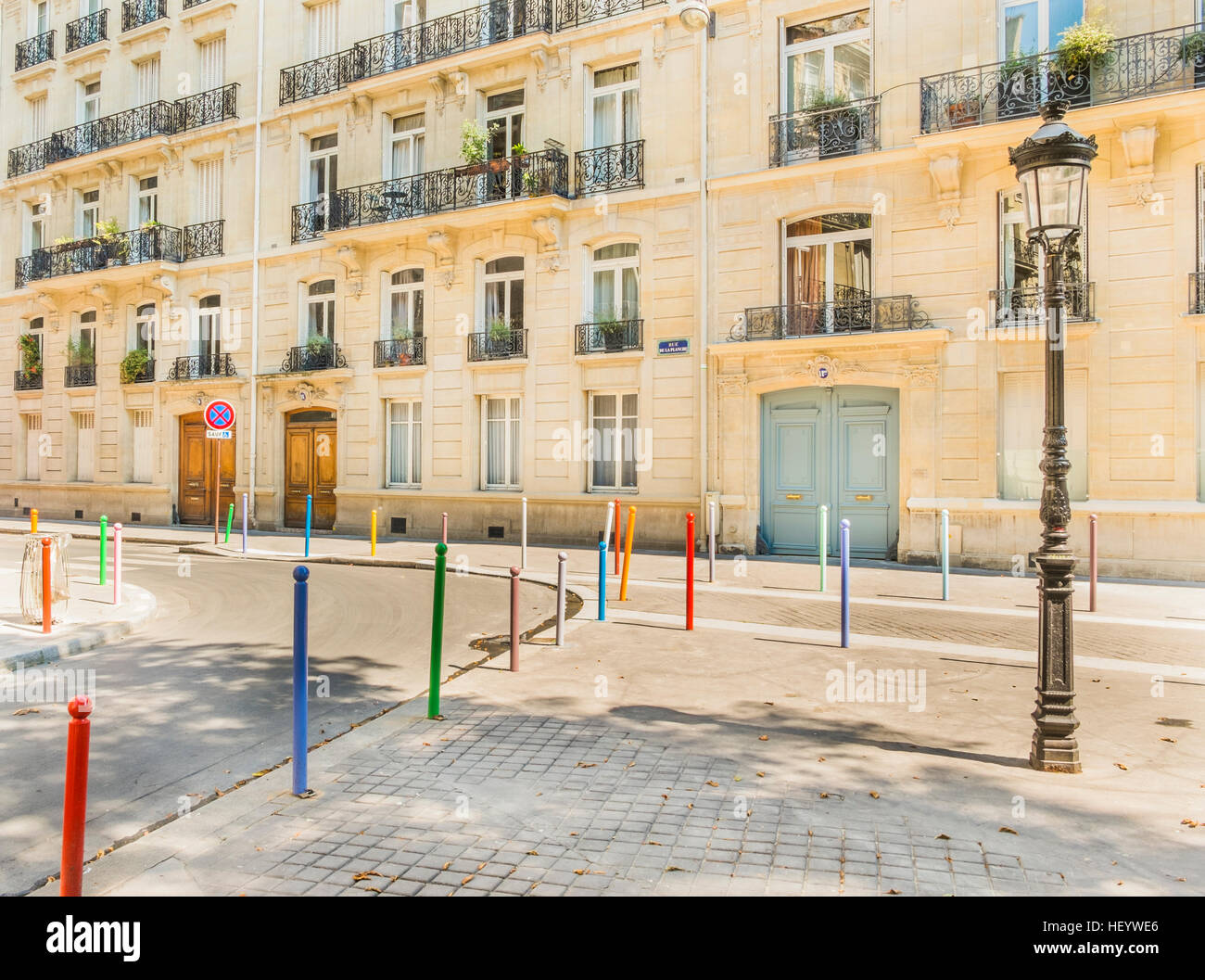 Calle pintada polacos, lámpara de la calle, casas de pueblo Foto de stock