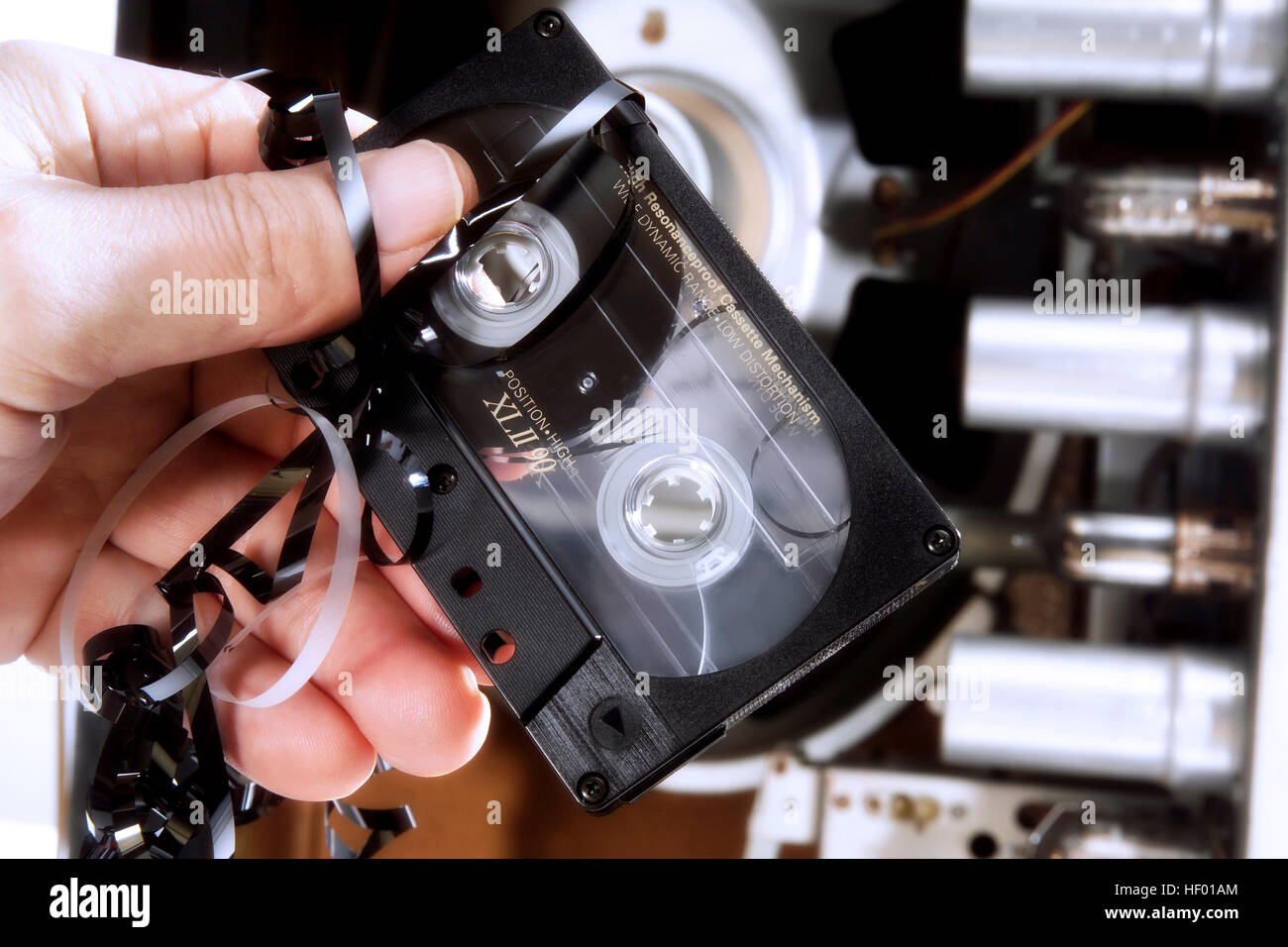 Mano sujetando en cintas de casete de audio, atasco de cinta (tape) atascado  Fotografía de stock - Alamy