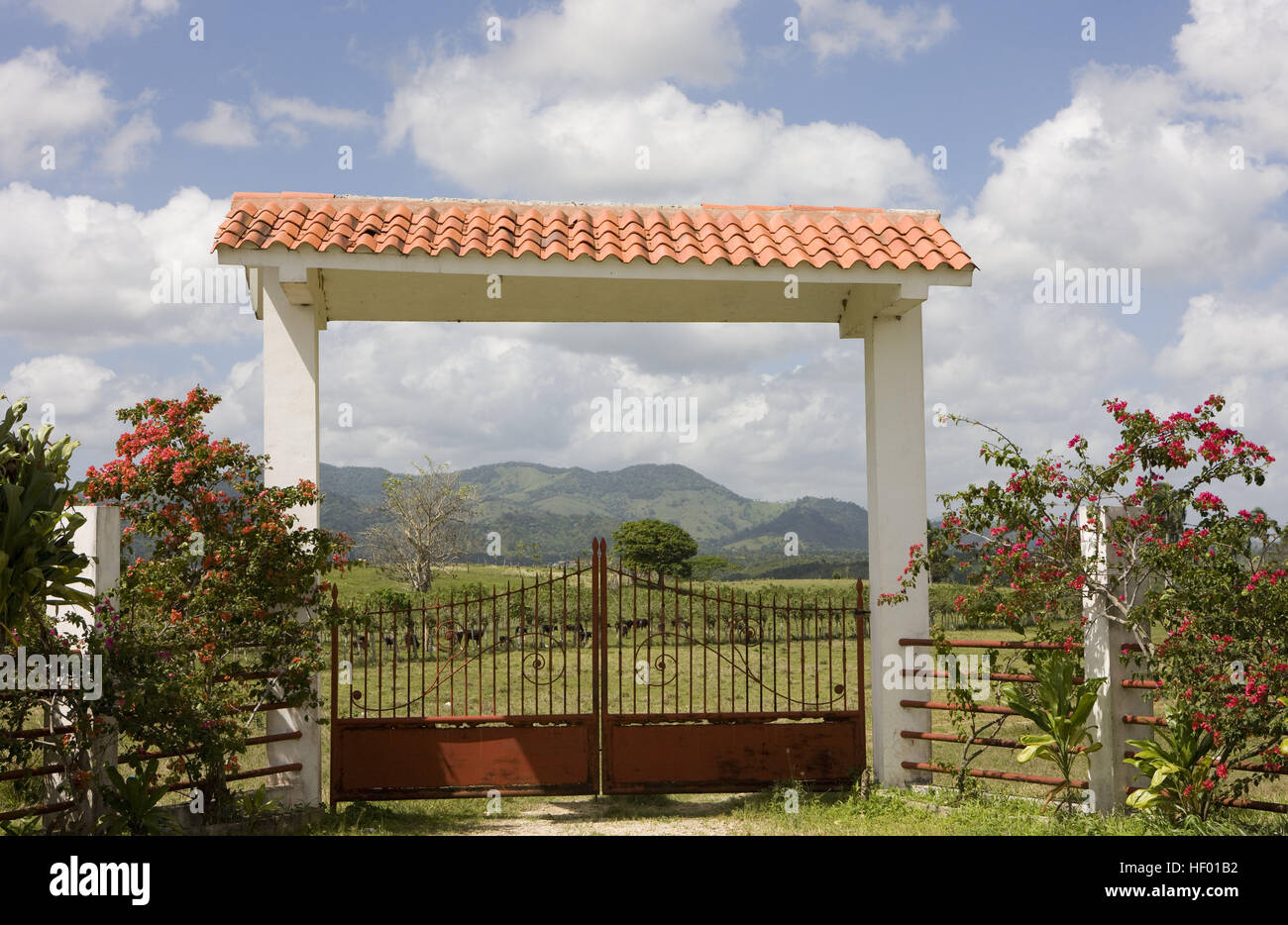Puerta de entrada a una hacienda (finca), República Dominicana, El Caribe  Fotografía de stock - Alamy