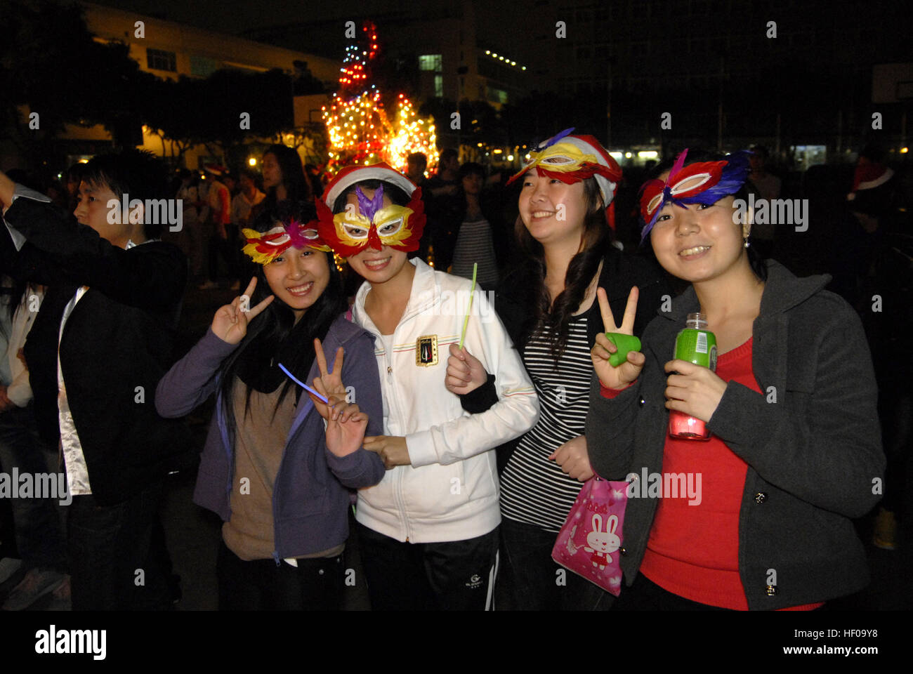 Dongguan, Dongguan, China. El 24 de diciembre, 2016. Dongguan, China el 24  de diciembre de 2016: (Sólo para uso editorial. CHINA) .Factory niñas  celebran la Navidad en una zona industrial en Dongguang,