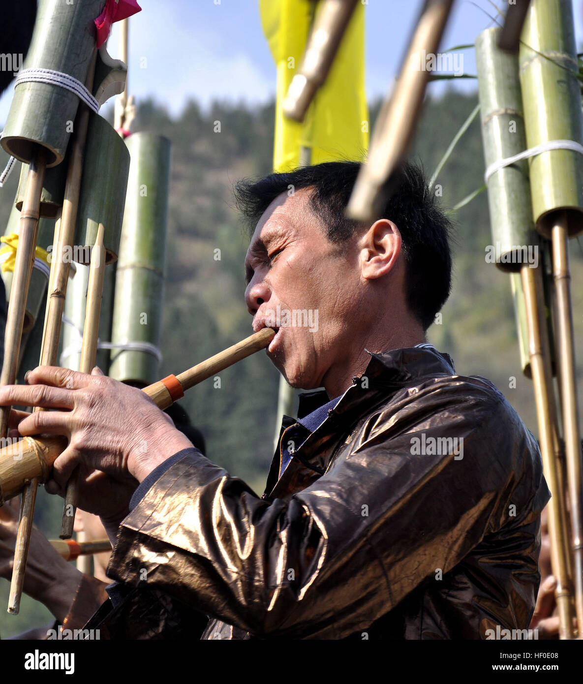 Guizhou, China. El 27 de diciembre, 2016. La gente juega el instrumento  musical en una gaita instrumento de viento jugando competencia en  Congjiang, suroeste de la provincia de Guizhou, China el 27