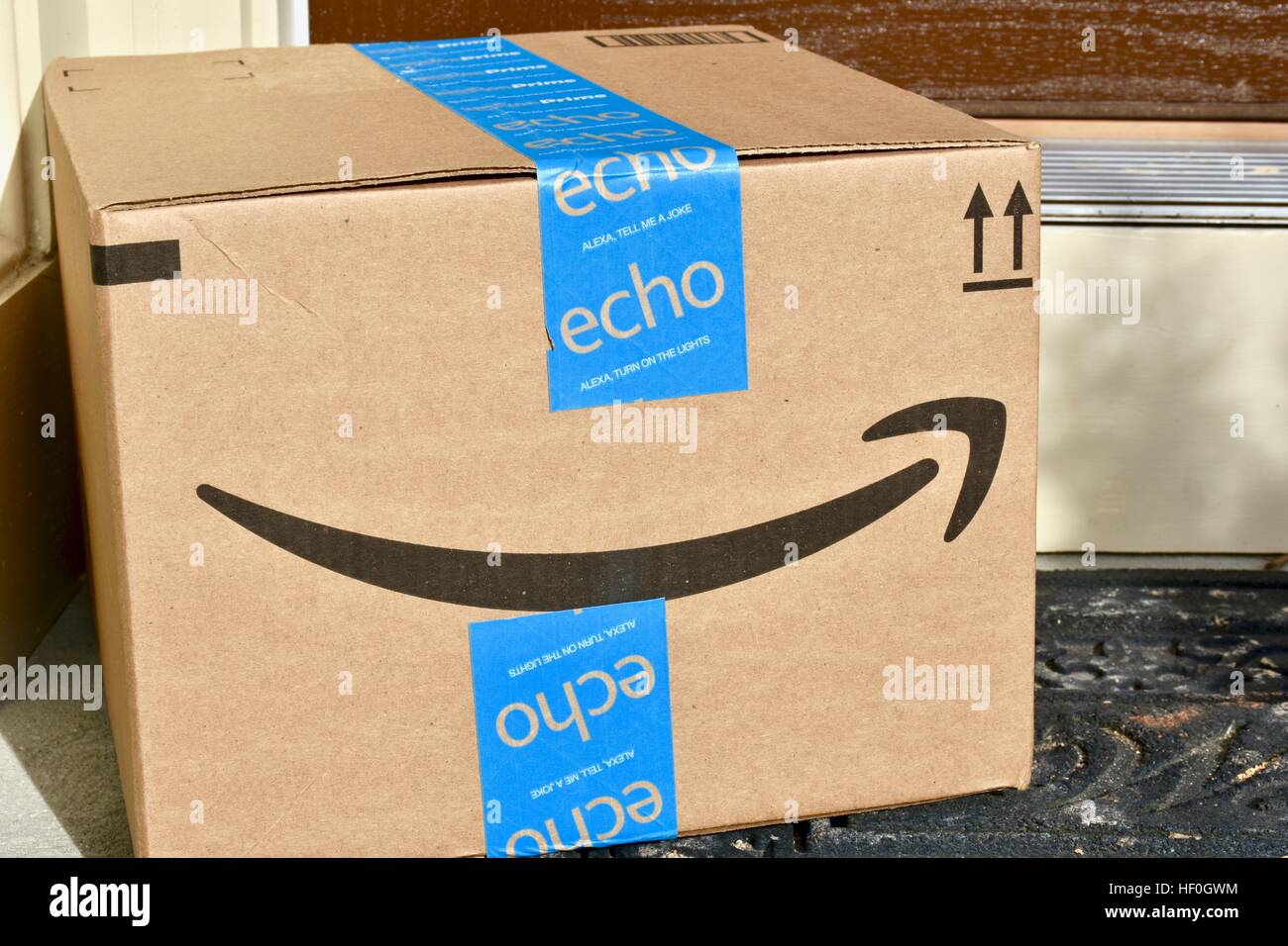 Washington DC, Estados Unidos - 27 de diciembre de 2016: un primer paquete de Amazon entregados a la puerta de una casa tras una ajetreada temporada de fiestas. Amazon Prime es un