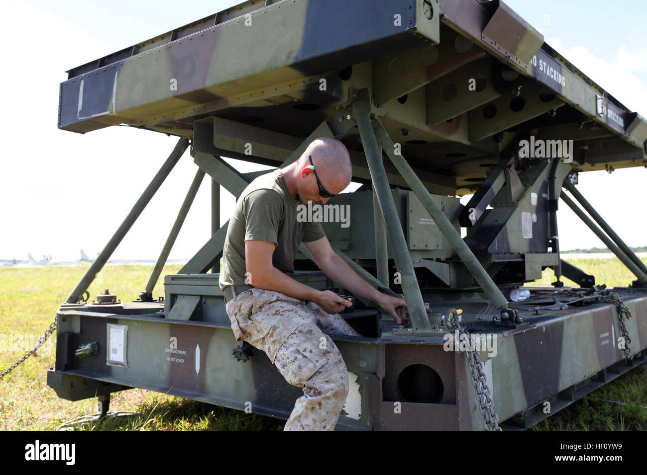Marine Cpl. Charles Berg, un técnico de radar, inspecciona un conjunto de trinquete al ensamblar un/RPT-22 Radar de aproximación de precisión en apoyo de las operaciones en el primer día de valientes Shield 12 en el aeródromo de Anderson Air Force Base, Guam, el 11 de septiembre. Valiant Shield es un servicio conjunto bienal continuo ejercicio; esta es la cuarta entrega de la serie de ejercicio. El ejercicio dura desde el 11 de septiembre, 19, 2012. Berg está conectada al aire marino Escuadrón de Control 4, Control de aire marino Grupo 18, 1st Marine de alas de avión. (Ee.Uu. Foto marina por Lance Cpl. Brianna Turner/ liberado) Valiant Shield 12 comienza con 120 Foto de stock