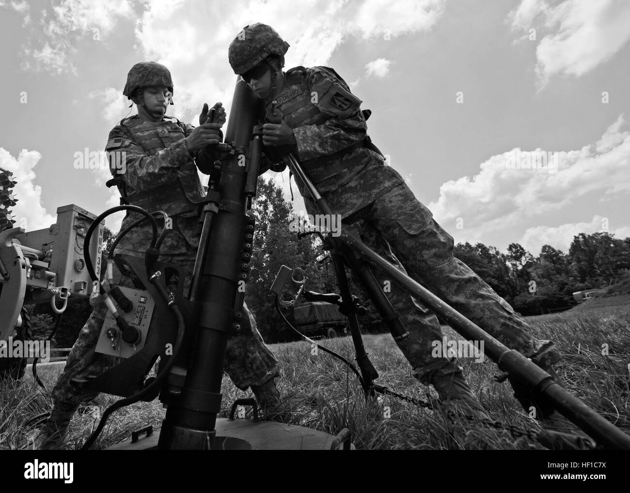 Ejército de EE.UU. PFC. Dalton Ellenberger, y SPC. Ian Justiniano, tanto con la Sede y la Sede Compañía, 1er Batallón, 293.er Regimiento de Infantería de la Guardia Nacional del Ejército, Indiana, preparar un sistema de mortero de 120mm para disparar en Camp Atterbury en Edimburgo, Indiana, el 13 de julio de 2013. (Ee.Uu. Guardia Nacional del Ejército Foto por John Crosby/liberado) Indiana soldados fuego de mortero nuevos sistemas en Atterbury 130713-Z-MG787-002 Foto de stock