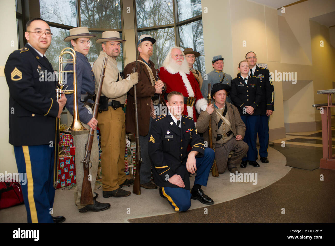 Centro de Historia de Atlanta y el museo de Atlanta, Ga., Dec 14, 2013 - Santa's helpers llegó en forma de soldado y canción en el Atlanta History Center, sábado para celebrar las fiestas y la historia militar. La Guardia Nacional del Ejército de Georgia's 116a banda militar plantea con Ole San Nick y vuelta del siglo reinactors. También fueron fthe eatured artistas intérpretes o ejecutantes en el Veteran's Park serenatas a los visitantes durante las vacaciones anuales programa acertadamente llamado el espíritu de las fiestas. (Ee.Uu. Foto del ejército por el Sargento. Tracy J Smith, 124º MPAD) de la banda de la Guardia Nacional de Georgia se propaga animar a través de la música 131214-Z-PA893-010 Foto de stock