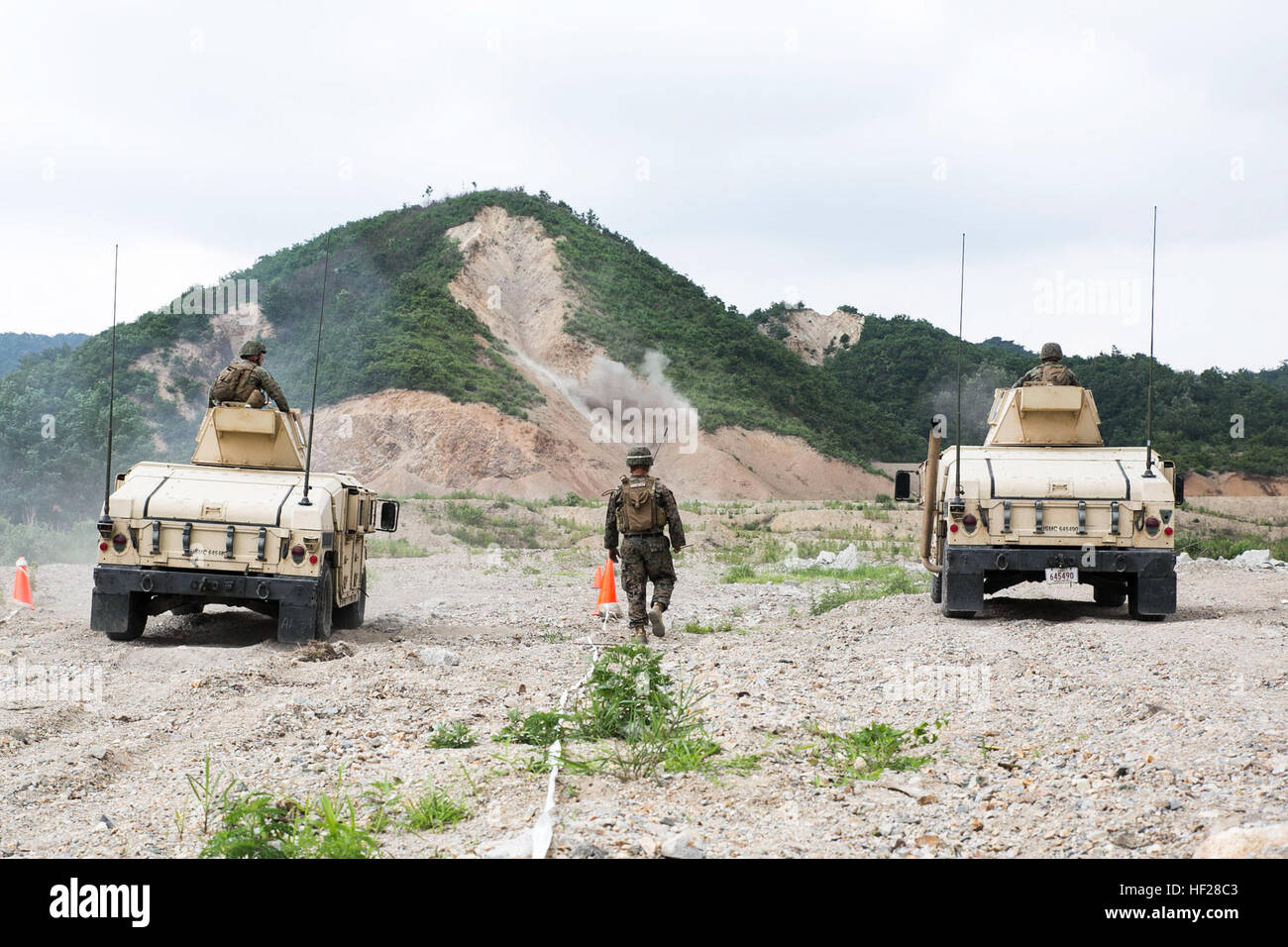 La República de Corea y los Marines de Estados Unidos maniobra en Humvees mientras dispara downrange durante el movimiento de entrenamiento con fuego vivo el 18 de junio como parte del programa de intercambio marinos coreanos 14-8 en la gama Susungri en Pohang, Corea del Sur. El rango de los infantes de marina dio una mejor perspectiva sobre las dificultades de disparos desde vehículos en movimiento. 14-8 KMEP combinada es un pequeño ejercicio de adiestramiento de la unidad que realza la preparación para el combate y la interoperabilidad de ROK y fuerzas de infantería de marina de los EE.UU. Los Marines son con 3º Batallón, la Ley III del Cuartel General de la Fuerza Expedicionaria de la Marina, Grupo III MEF. Los infantes de marina son ROK con Foto de stock