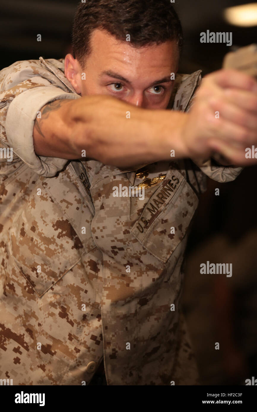 Una marina con el Destacamento de reconocimiento de la fuerza, la 11ª Unidad Expedicionaria de los Infantes de Marina, apunta hacia abajo los monumentos de un Marine Corps Close Quarters Battle pistola durante un curso de manejo de armas a bordo del USS San Diego, Océano Pacífico, el 31 de julio de 2014. Los infantes de marina del destacamento de reconocimiento de la Fuerza mantener sus conocimientos al día a través de la práctica y ejercicios de familiarización. (Ee.Uu. Marine Corps foto por CPL. Jonathan R. Waldman/liberado) 11ª MEU desprendimiento de reconocimiento de la Fuerza realiza el manejo de pistola clase 140731-M-QH793-019 Foto de stock