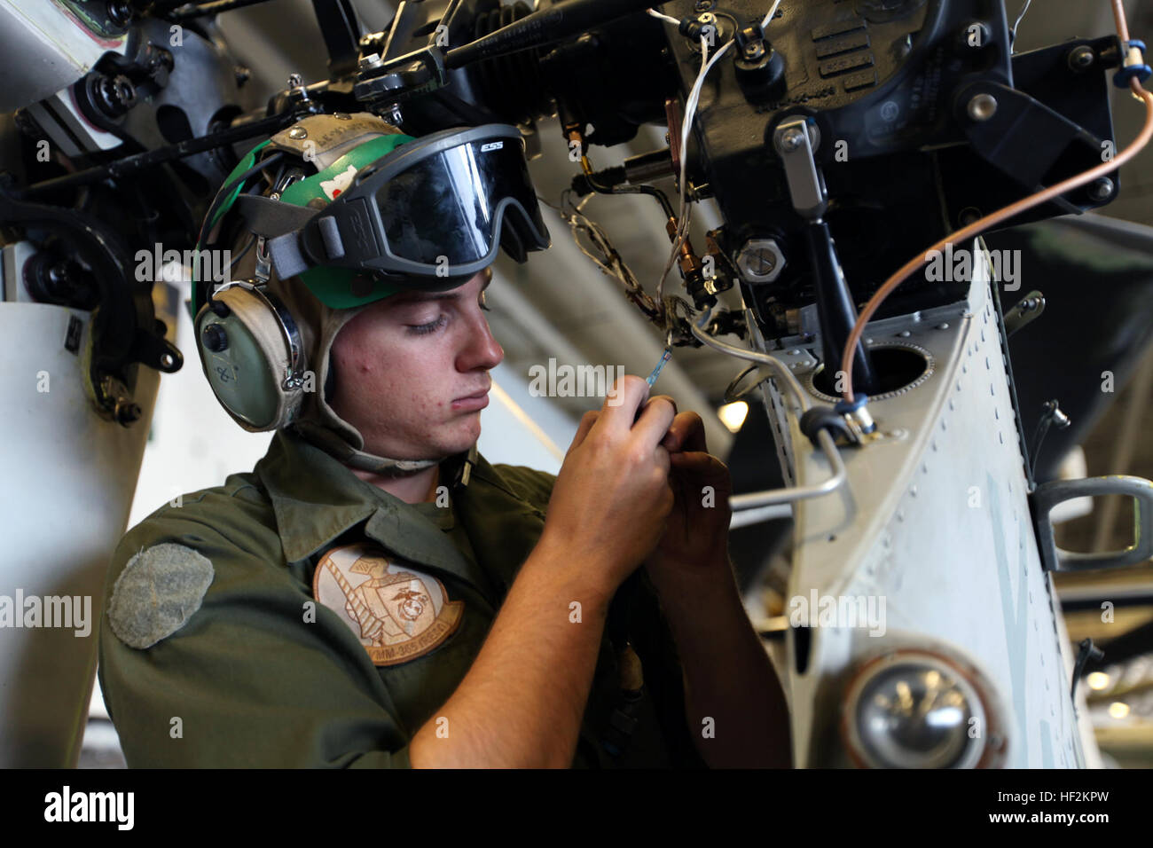 El sargento Tyler W. Envall H-1, un técnico de aviónica con la 24ª Unidad Expedicionaria de los Infantes de Marina de la aviación de combate, elemento medio marino Tiltrotor Escuadrón 365 (reforzado), realiza 90 grados de cableado de la caja de engranajes de una UH-1Y Huey abordo del USS Iwo Jima, 27 de octubre, 2014. Los marines realizar mantenimiento de vuelo alrededor del reloj para mantener la misión dispuesta para todos MEU aviones. (Ee.Uu. Foto del Cuerpo de Infantería de Marina por el sargento. Devin Nichols) ACE Marines E28098gire wrenchesE28099 para mantener E28098birdsE volando28099 141027-M-AR522-018 Foto de stock