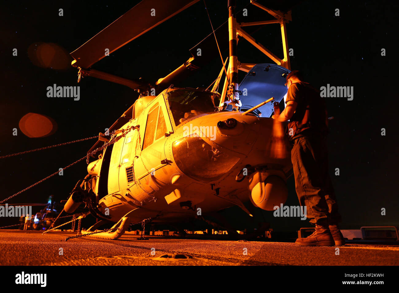 Marca corporal F. Todd, una H-1 línea de vuelo mecánico con la 24ª Unidad Expedicionaria de los Infantes de Marina de la aviación de combate, elemento medio marino Tiltrotor Escuadrón 365 (reforzado), realiza el mantenimiento en un vuelo de helicópteros UH-1Y Huey abordo del USS Iwo Jima, el 28 de octubre de 2014. Los marines conducta 24/7 para mantener la misión de mantenimiento de vuelo dispuesta para todos MEU aviones. (Ee.Uu. Foto del Cuerpo de Infantería de Marina por el sargento. Devin Nichols) (U.S. Foto del Cuerpo de Infantería de Marina por el sargento. Devin Nichols) ACE Marines E28098gire wrenchesE28099 para mantener E28098birdsE volando28099 141028-M-AR522-014 Foto de stock