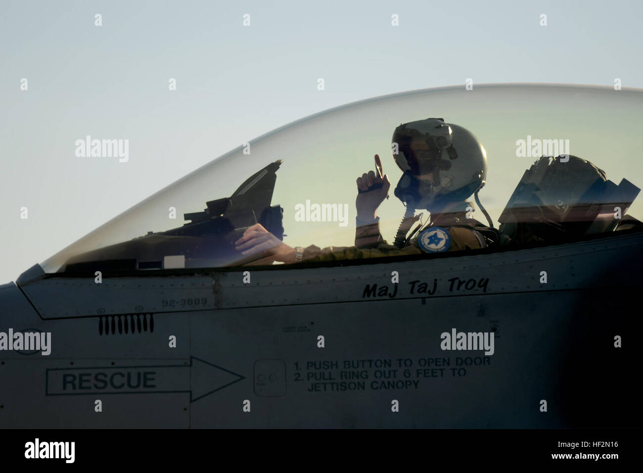 Un piloto de combate de la Fuerza Aérea de los EE.UU. a partir de la 157ª Fighter Squadron en la base de la Guardia Nacional conjunto McEntire, S.C., taxis para lanzar un F-16 Falcon jet de combate combate durante una misión de entrenamiento desde la Estación Aeronaval Fallon, Nevada, el pasado 10 de noviembre, 2014. Swamp Fox aviadores de la 169ª Ala de caza y la Guardia Nacional Aérea de Carolina del Sur están desplegadas a NAS Fallon al apoyo Naval Air Wing uno con pre-despliegue de aviones de combate, integrando la formación F-16's de supresión de las defensas aéreas del enemigo (SEAD) capacidades con los pilotos de combate de la Marina de los EE.UU. (Ee.Uu. Guardia Nacional Aérea photo by Tech. El Sgt. Watson Caycee/liberado Foto de stock