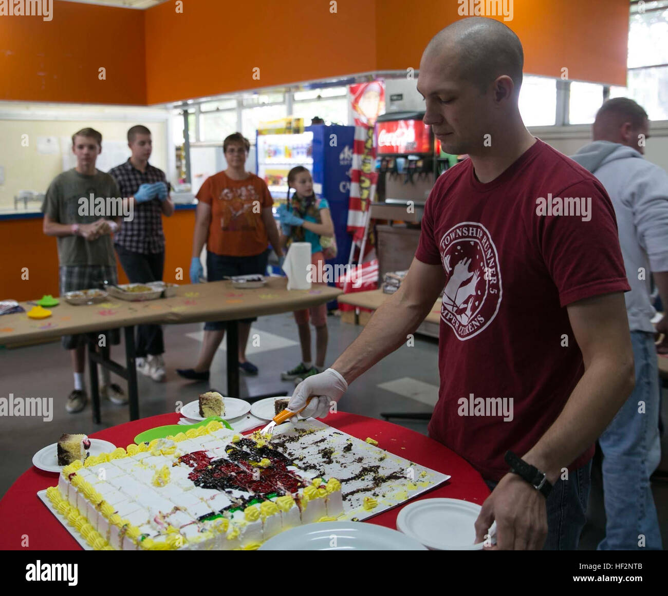 El teniente J.G. Jacob Daniels, desde Miami, Florida, sirve torta para los miembros del servicio en el edificio de la Organización de las Naciones servicio durante la cena de Acción de Gracias el 27 de noviembre en el campamento de Hansen. "Ser un oficial, a menudo me acaba de decirles a mis chicos qué hacer y el voluntariado en la OSU muestra los hombres y mujeres que yo trabajo con el que quiero dar la espalda", dijo Daniels. Daniels es un funcionario de enlace con el fuego naval 3º Batallón, 12º Regimiento de la Infantería de Marina, actualmente asignado al 4º Regimiento de la Infantería de Marina bajo el programa de implementación de la unidad. (Ee.Uu. Marine Corps foto por Lance Cpl. Devon Tindle/liberado) comienza el día de Acción de Gracias en el campamento de Hansen Foto de stock
