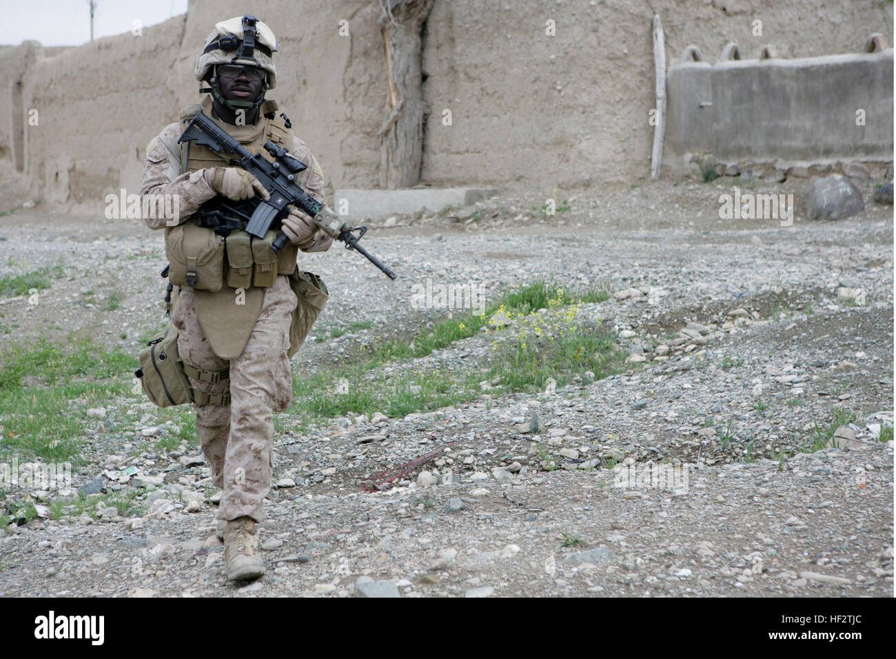 090412-M-6159T-047 ahora ZAD, Afganistán (Abril 9, 2009) Hospital ayudante médico de 3ª clase Emmanuel Ayim, asignadas a Compañía L, 3º Batallón, 8º Regimiento de la Infantería de Marina (reforzado), camina a través de un callejón abandonado durante una patrulla de seguridad en Now Zad, provincia de Helmand, Afganistán. Los infantes de marina de Compañía L están realizando patrullas de seguridad en su zona de operaciones para evitar el enemigo de la libertad de movimiento, a fin de lograr la paz y la estabilidad en la zona. (Ee.Uu. Marine Corps foto por CPL. Pete Thibodeau/liberado) US Navy 090412-M-6159T-047 de 3ª clase ayudante médico del Hospital Emmanuel Ayim, asignadas a Compañía L, 3er. Foto de stock