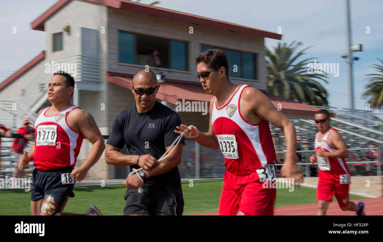 Uriel Guatibonza y Sgt. Adrian Tujillo correr la carrera de 1.500 metros  durante el 2015 Marine Corps juicios. La competencia proporciona  oportunidades para los infantes de marina para entrenar como atletas,  mientras
