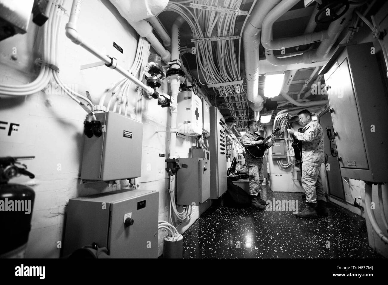 1Sargento Allen Allred, derecho, empresa 1stSgt, Luz de aterrizaje, Batallón de reconocimiento blindado Team 3º Batallón, 6º Regimiento de la Infantería de Marina, y el sargento. Nicolas Rublein, un operador de red cibernética, BLT 3/6, 24 MEU, reproducir música en un pasaje a bordo del buque de transporte anfibio dock USS New York (LPD 21), 21 de abril de 2015. El 24 MEU está actualmente embarcado en buques de la Iwo Jima Amphibious Ready Group y desplegados para mantener la seguridad regional en los EE.UU. 5ª zona de operaciones de la flota. (Ee.Uu. Marine Corps foto por CPL. Todd F. Michalek/liberado) un improbable dúo Marino 150421-M-YH418-003 Foto de stock