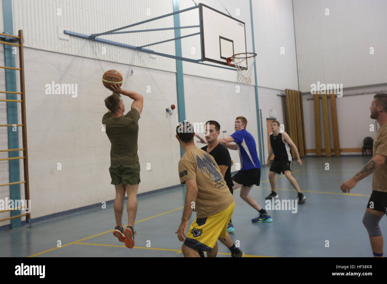Los infantes de marina con el 1er Batallón, 4º Regimiento de la Infantería  de Marina, Marina, Fuerza rotacional - Darwin, jugar un partido amistoso de  baloncesto contra los soldados del ejército australiano,