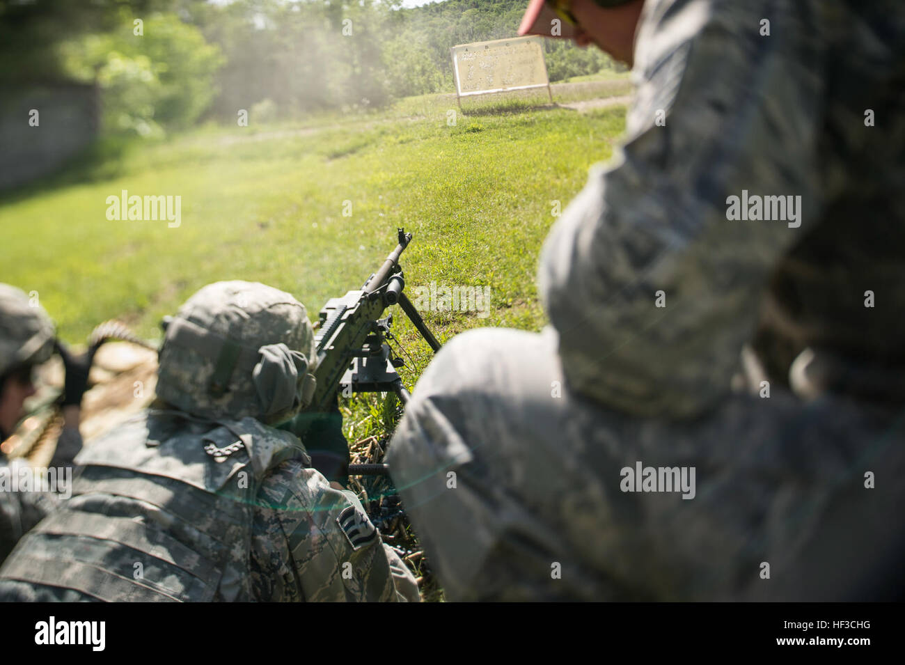 Aviadores estadounidenses con la 158ª Ala de caza Escuadrón de las Fuerzas de Seguridad participen en la competencia anual de formación por el despido de cientos de rondas con el M240B y M249 ametralladoras en el campamento de Ethan Allen capacitación en sitio Jerhico, Vt., 7 de junio. La capacitación anual permite a los aviadores para disparar ametralladoras pesadas para afinar sus habilidades individuales y de equipo, así como sus armas tácticas. (Ee.Uu. Foto de la fuerza aérea por altos aviadores Jonathon Alderman) Home en el intervalo 150607-Z-QG327-580 Foto de stock