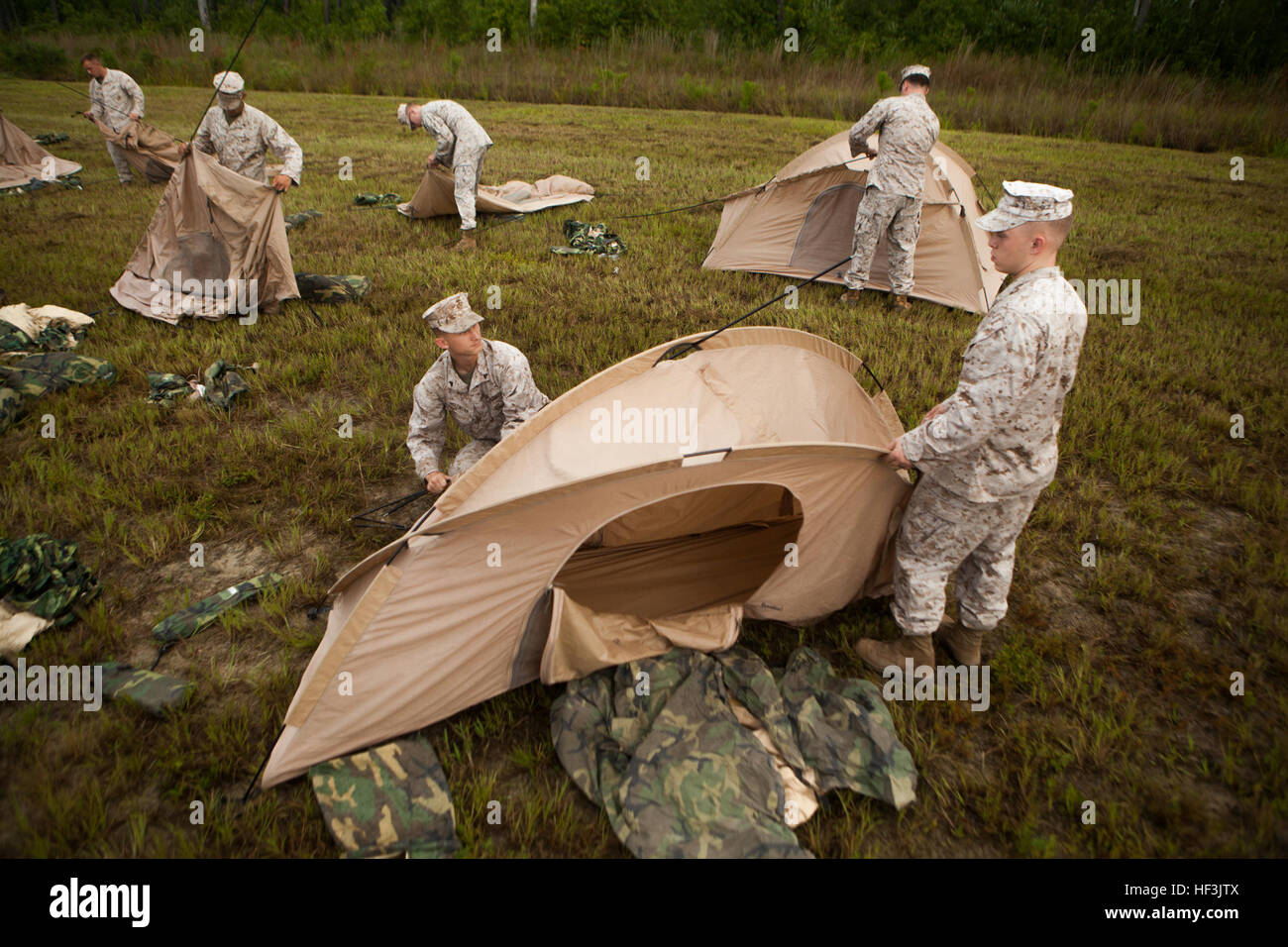 Marines estadounidenses con Marina Escuadrón de Apoyo aéreo 1 (masa-1),  armar carpas para una estancia de una noche en el G-21 ametralladora gama  en Camp Lejeune, N.C., Agosto 26, 2015. Misa-1 realizó