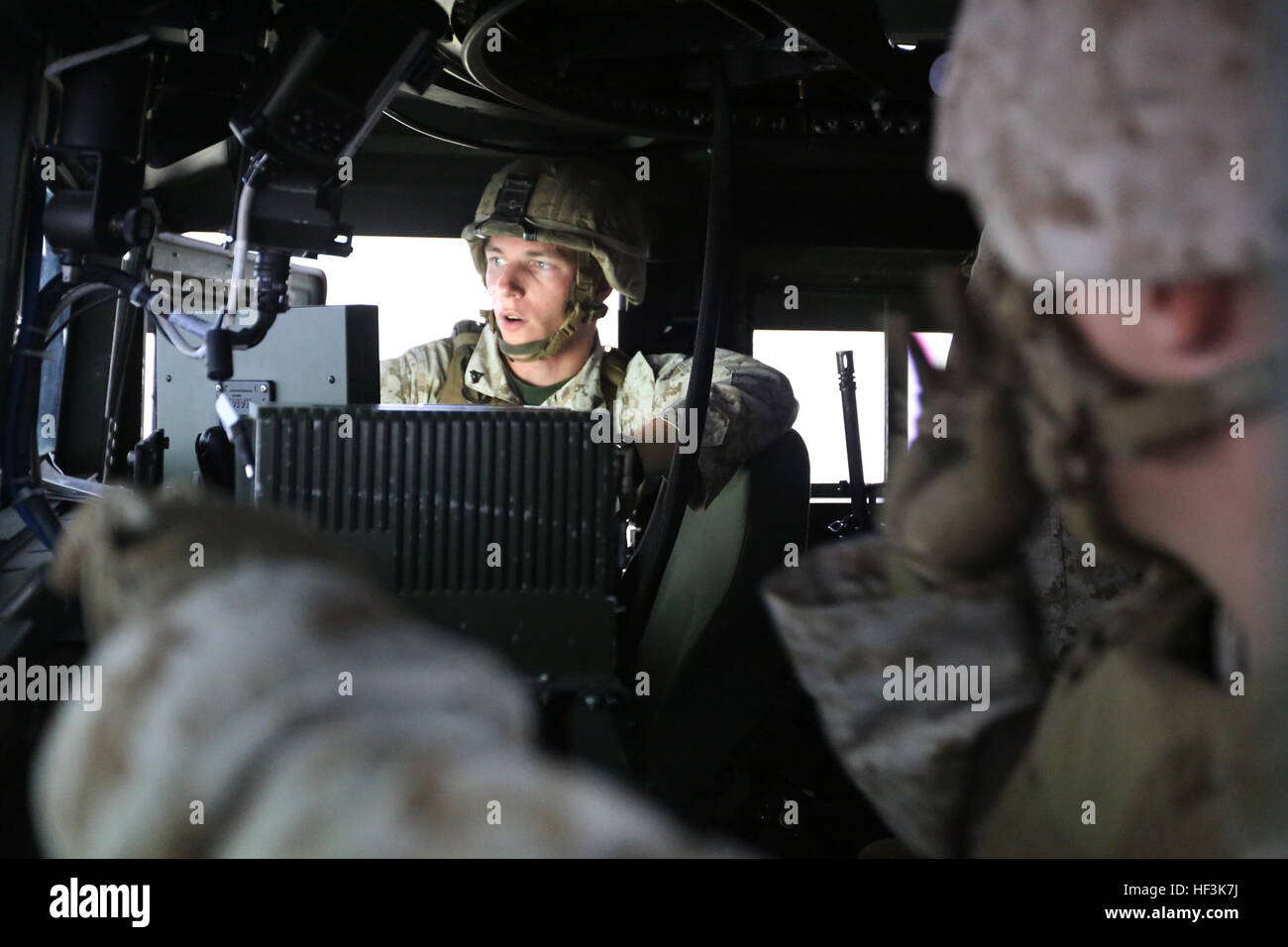 Cpl. Ian M. Keyser briefs miembros de su convoy en su misión durante un convoy de combate simulador en Marine Corps Base Camp Lejeune, N.C., Septiembre 9, 2015. Los infantes de marina con el 2º Batallón de Defensa Aérea a baja altitud probaron sus habilidades de combate y la toma de decisiones, ya que maniobrar a través de un desierto simulado, imitando los posibles escenarios que puedan surgir mientras en un escenario de la vida real. El simulador de capacitación permitió a los Marines a entrenar de forma eficiente en un entorno controlado, sin sacrificar la seguridad ni la precisión. Keyser es un artillero de defensa aérea de baja altitud con 2ª LAAD basados fuera del Marine Corps Foto de stock