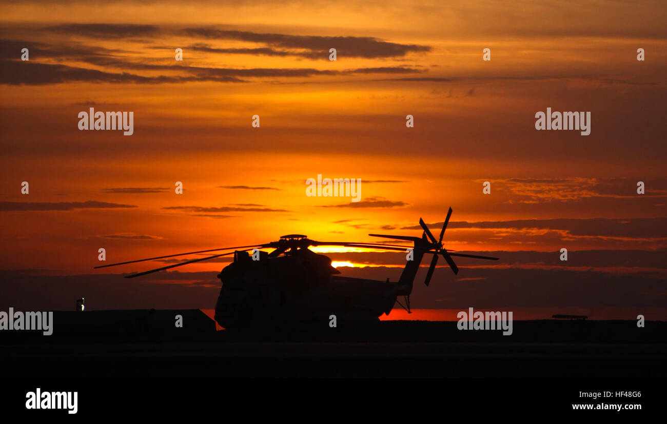 CAMP BASTION, Afganistán - un semental de tipo CH-53D mar de Marina escuadrón de helicópteros pesados 363 se sitúa en la línea de vuelo al amanecer aquí el 6 de agosto. Un cielo claro como esto es una rareza para el escuadrón Delta sólo en Afganistán; la unidad de los pilotos suelen volar con campos inferiores de visibilidad debido al polvo aquí. Mar307052 DVIDS Stallion al amanecer. Foto de stock