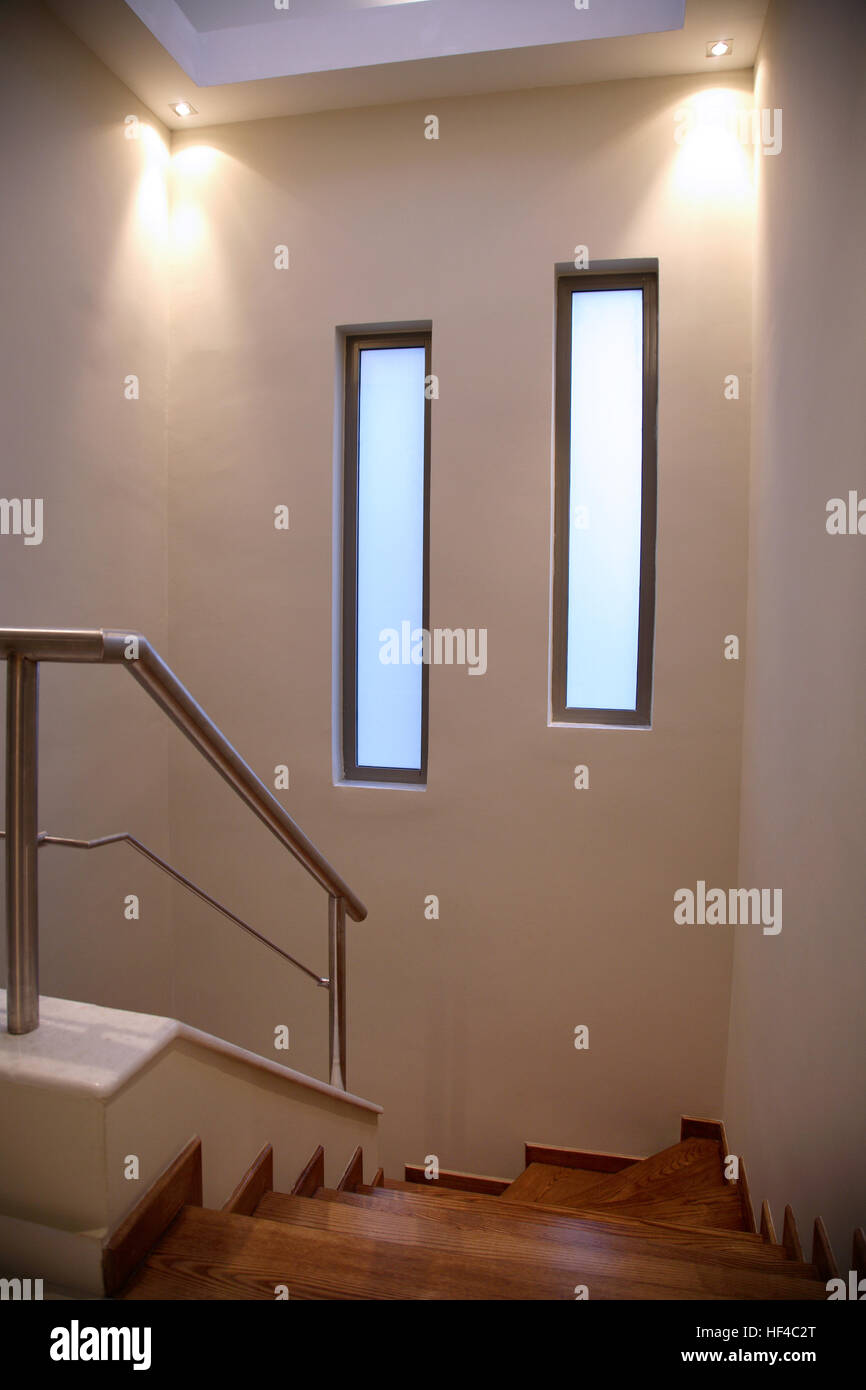 Escaleras de madera de lujo con un mínimo de ventanas en la pared  Fotografía de stock - Alamy