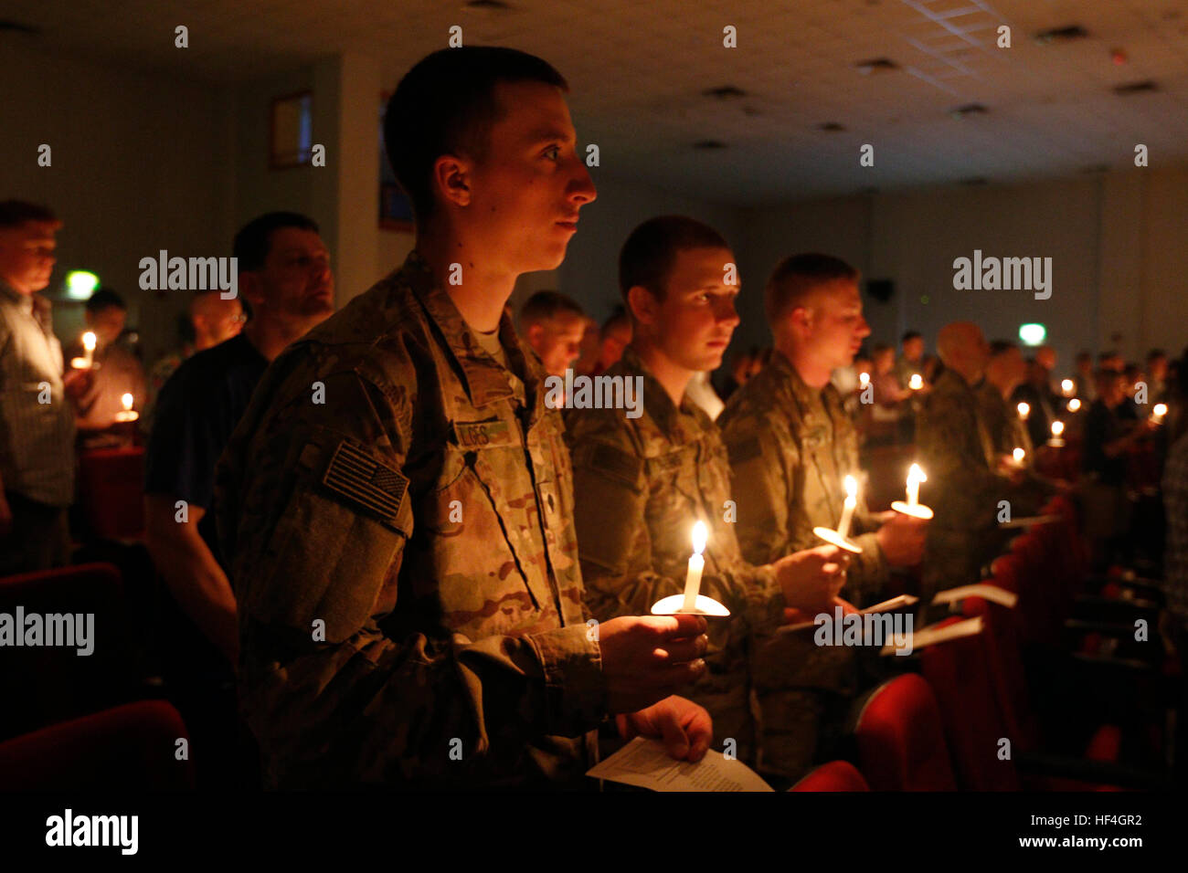 Soldados estadounidenses participar en un servicio de vacaciones a la luz de las velas en la víspera de Navidad en el Campamento Arifjan el 24 de diciembre de 2016 en Kuwait. Foto de stock
