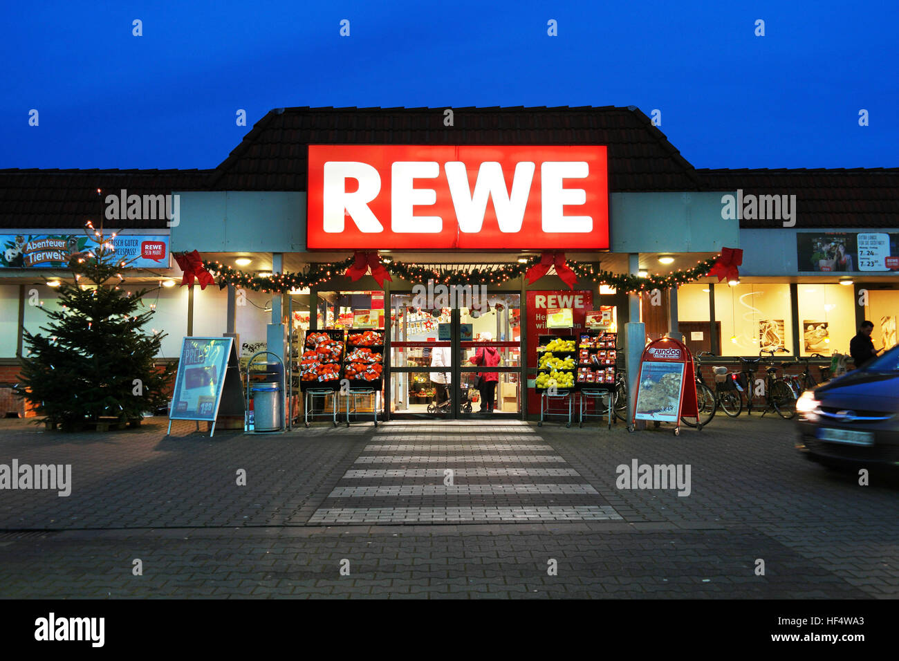 REWE supermercado por la noche durante la época de Navidad Foto de stock