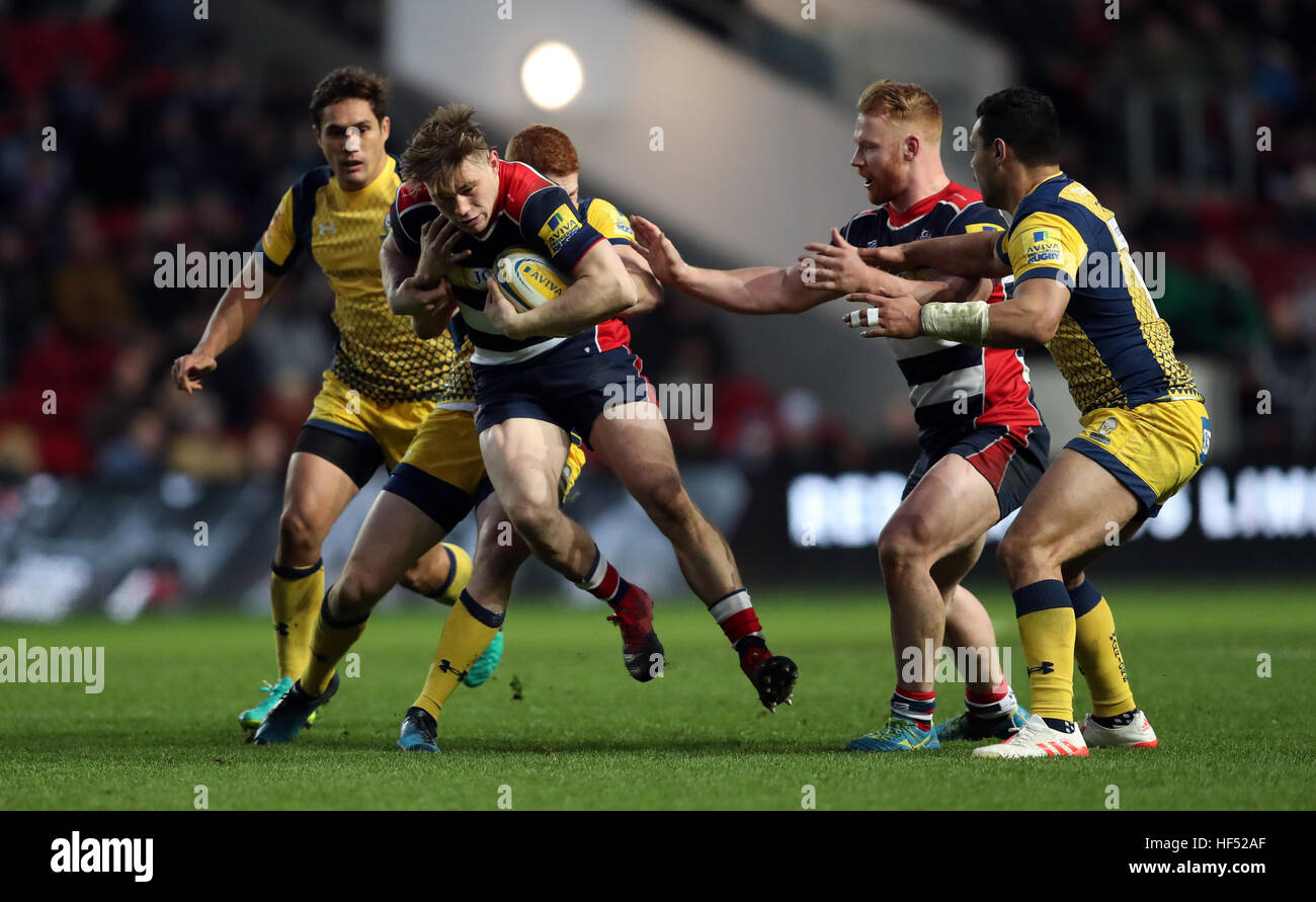 Bristol's Jason Woodward es abordada por Worcester Warriors' Connor Braid durante el partido de Premiership Aviva en Ashton Gate Stadium, Bristol. Foto de stock