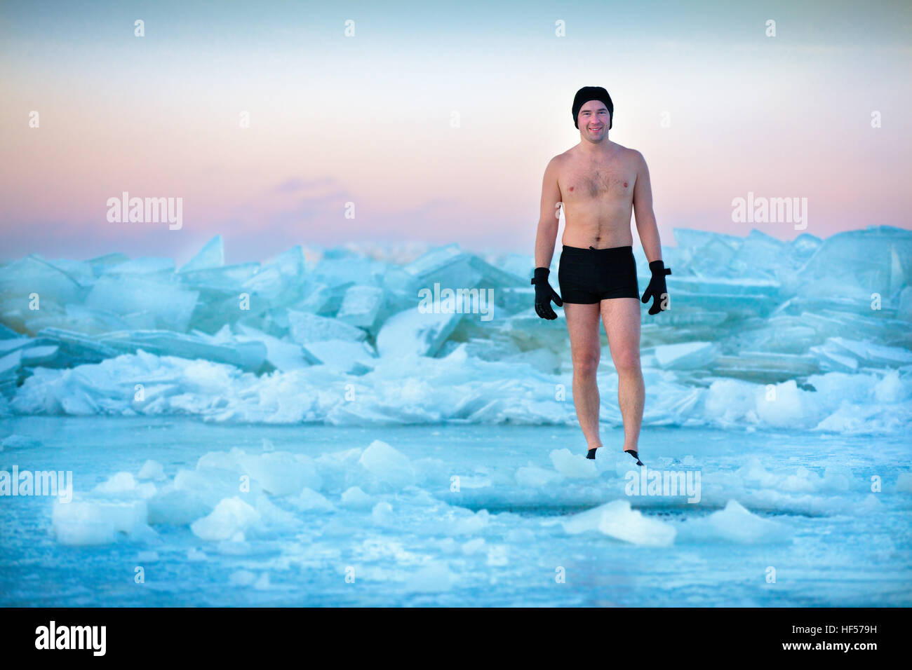 El hombre va a nadar en un agujero de hielo. Foto de stock