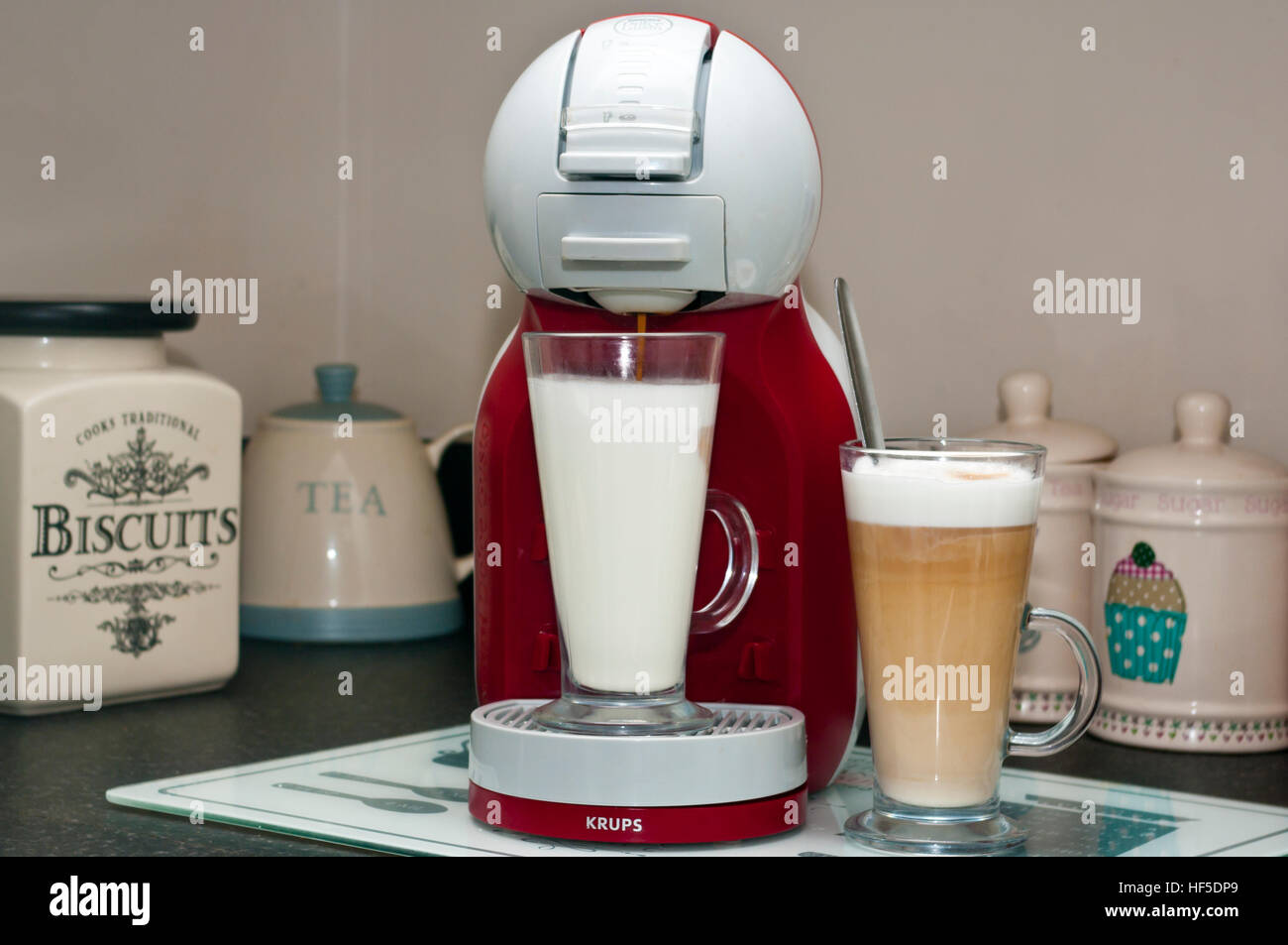Cafetera nescafé dolce gusto fotografías e imágenes de alta resolución -  Alamy