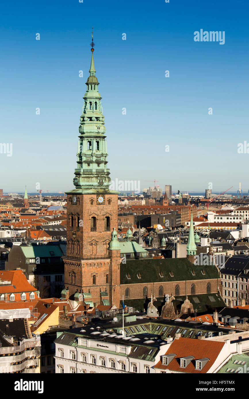 Dinamarca, Copenhague, la torre y la torre de la antigua iglesia de San Nicolás, ahora St Nicolaj Kunsthal Centro de Arte Contemporáneo Foto de stock