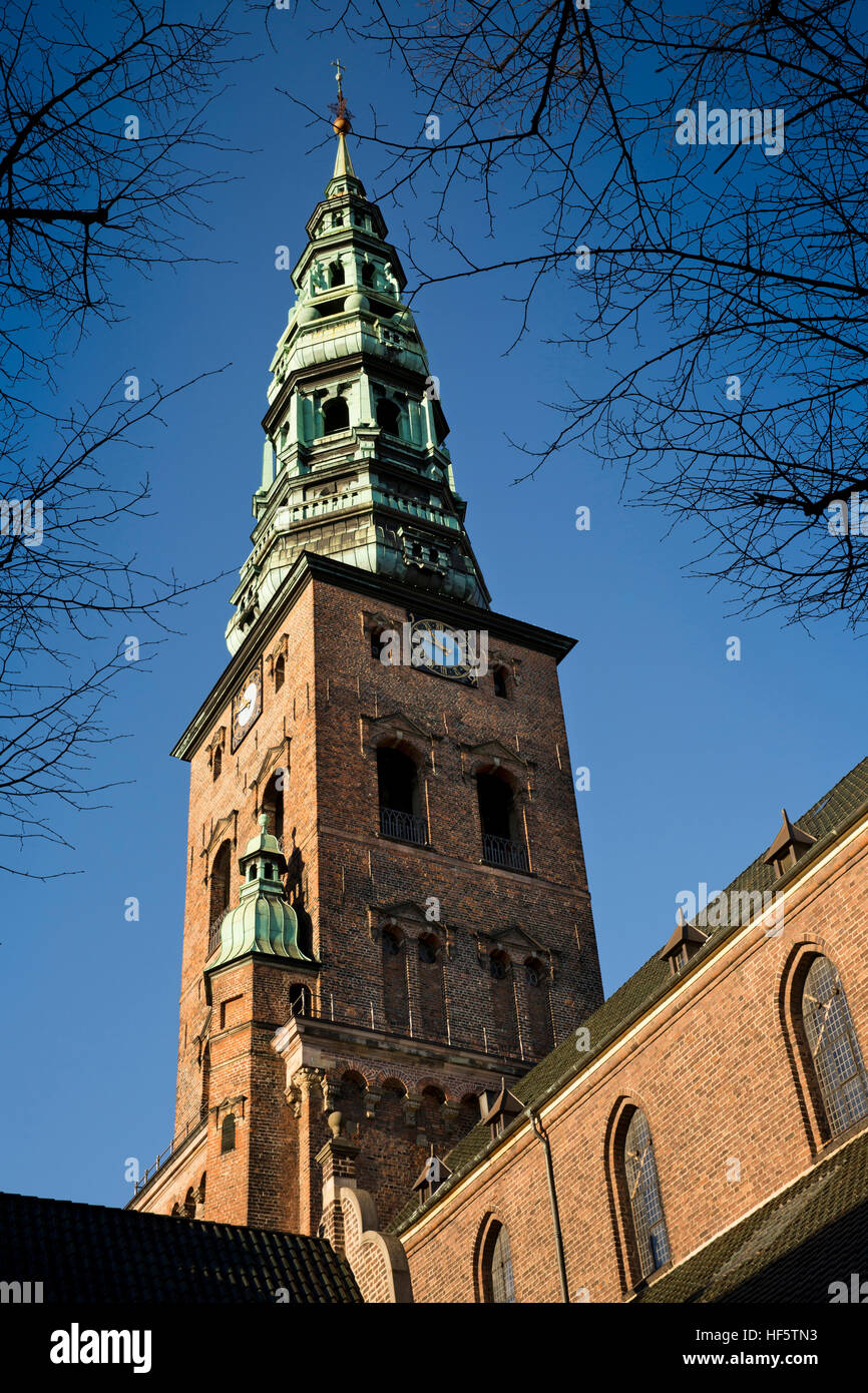 Dinamarca, Copenhague, Nicolaj Plads, espira de antiguo la iglesia San Nicolás, ahora St Nicolaj Kunsthal Centro de Arte Contemporáneo Foto de stock