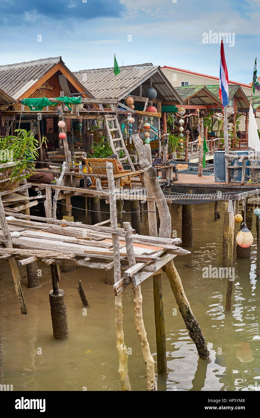 Casas en el puerto de la aldea de Saladan, Ko Lanta, Tailandia Foto de stock