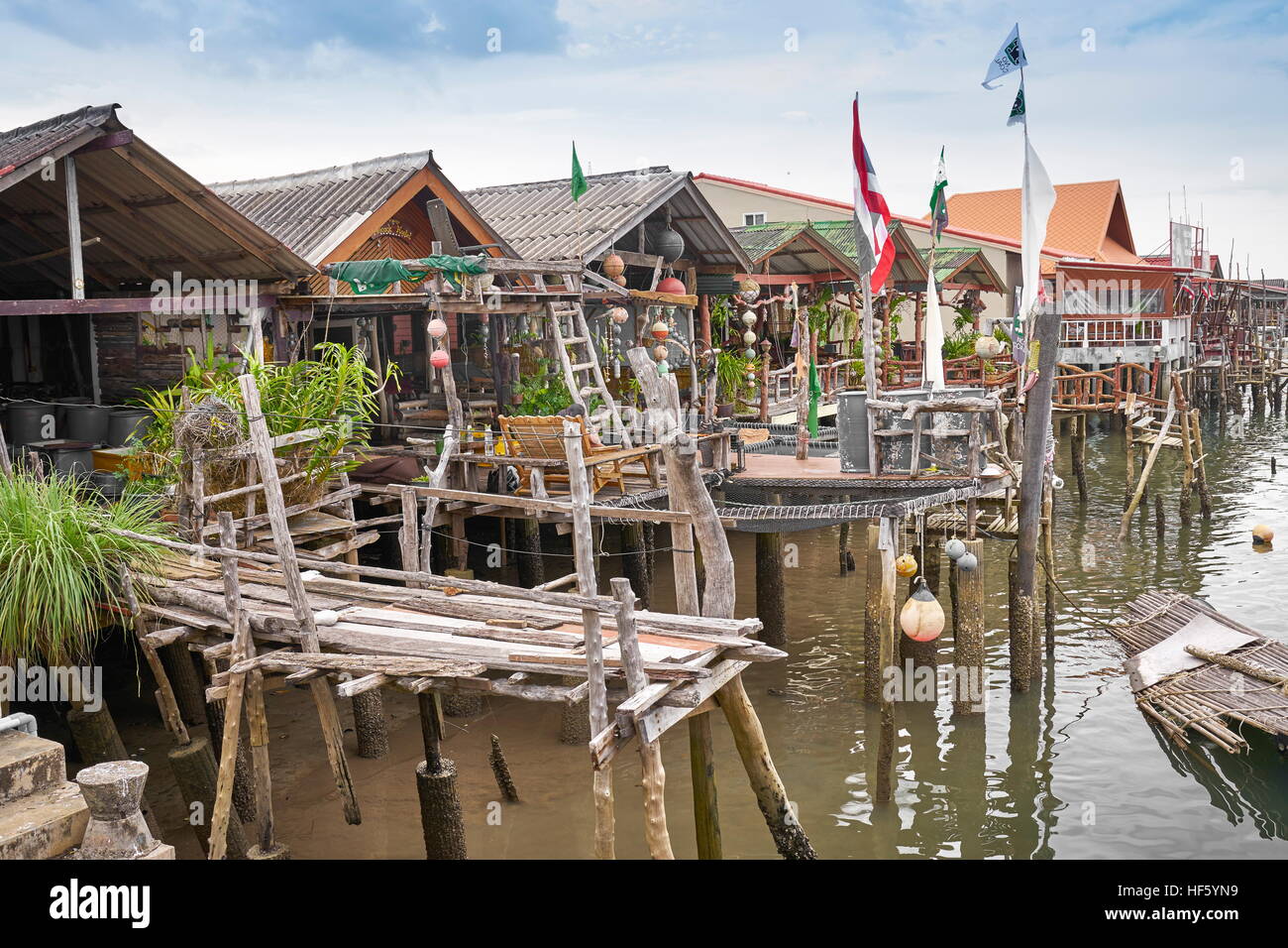 Casas en el puerto de la aldea de Saladan, Ko Lanta, Tailandia Foto de stock