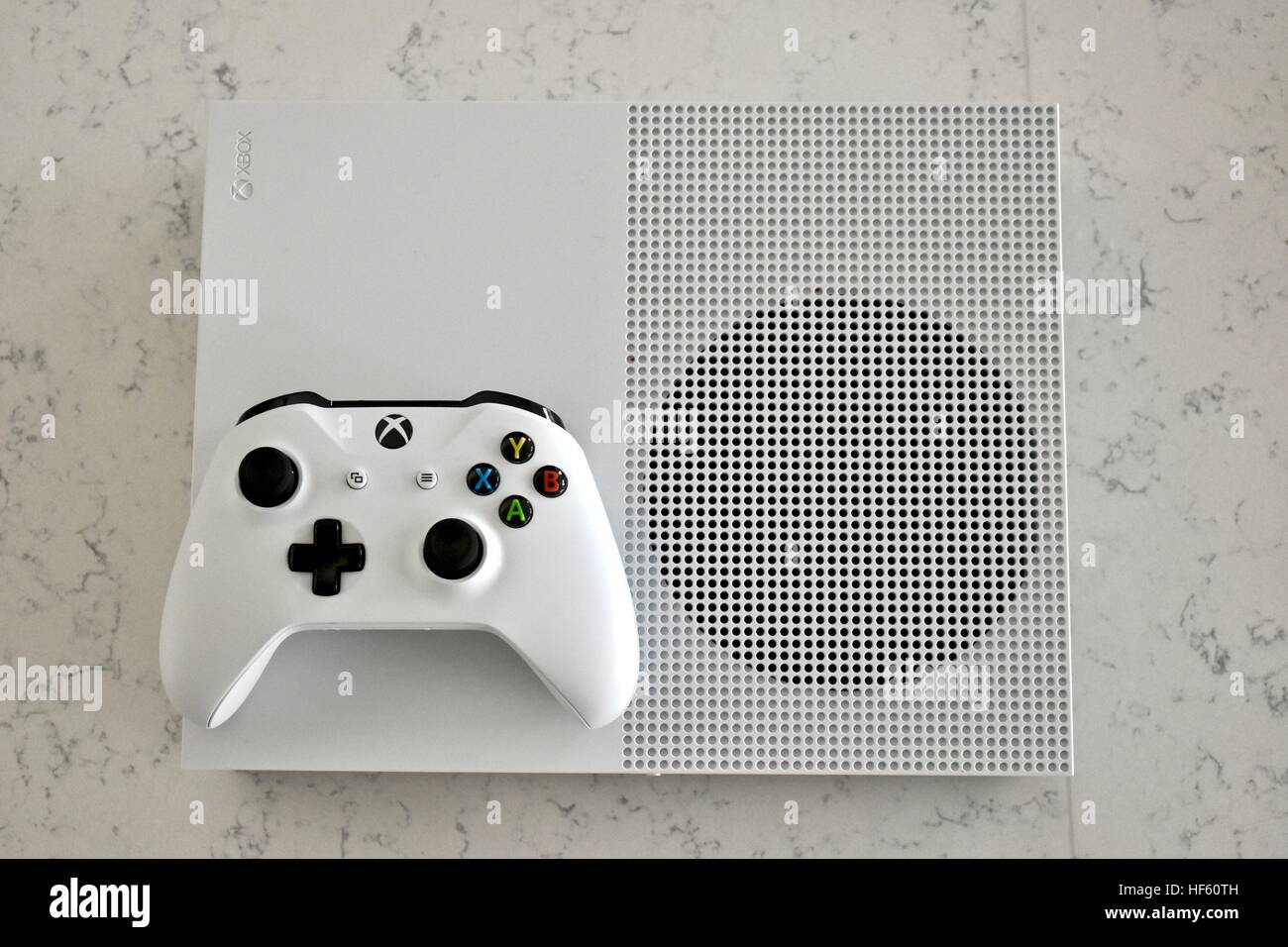 Un blanco Xbox una S que aparece sobre un fondo de mármol blanco Foto de stock