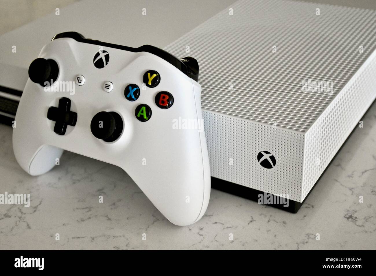 Un blanco Xbox una S que aparece sobre un fondo de mármol blanco Foto de stock
