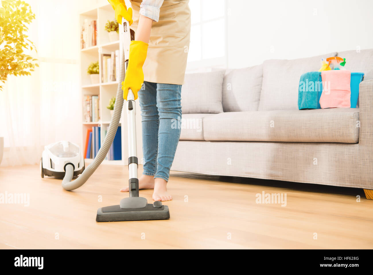 Foto Una mujer está limpiando un sofá con una aspiradora – Limpieza Imagen  en Unsplash