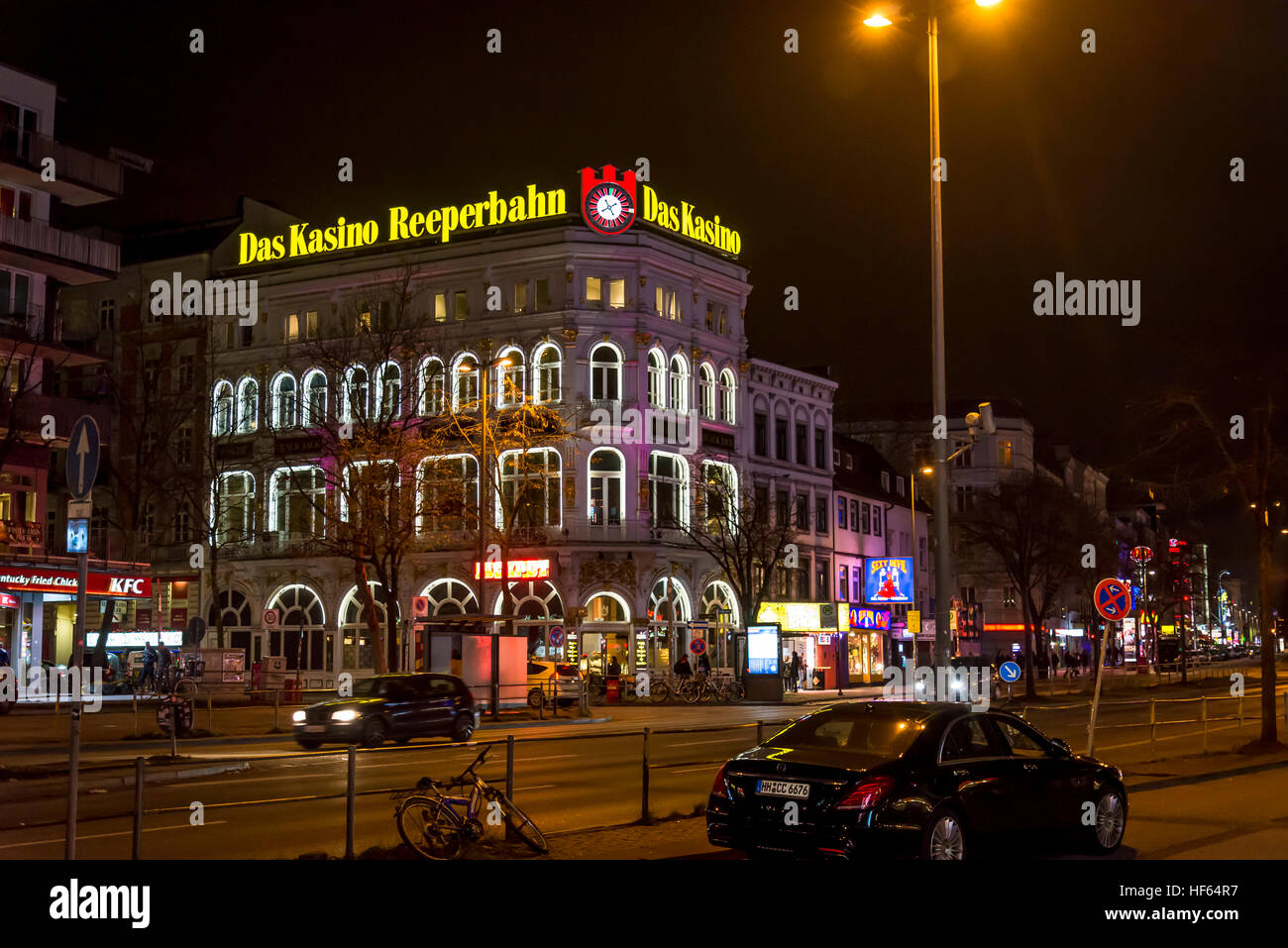 En Reeperbahn en la noche, la luz roja del distrito de St Pauli, Hamburgo, Alemania. Foto de stock