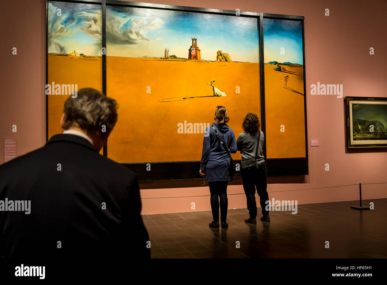 Los visitantes mirando el paisaje con una chica Comba, 1936 por Salvador Dalí, el museo de arte Kunsthalle de Hamburgo, Hamburgo, Alemania. Foto de stock